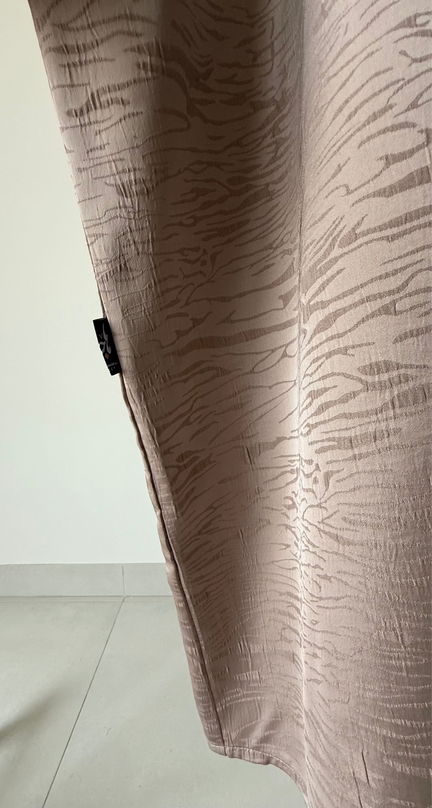 تفصيل عباية يومية بنمط زيبرا ، لون بني ذهبي بقصة البشت ، Daily brown zebra pattern bisht style cut abaya.