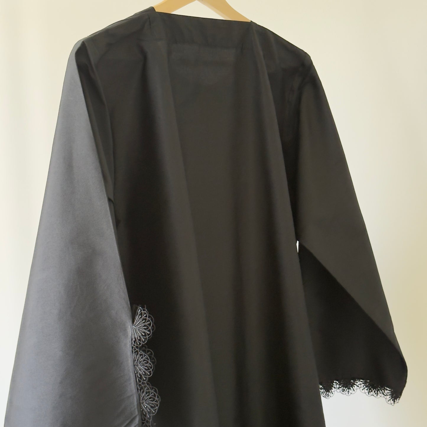 عباية حرير هندي ودانتيل بقصة مسقيمة Black Indian Silk , dantail straight cut abaya