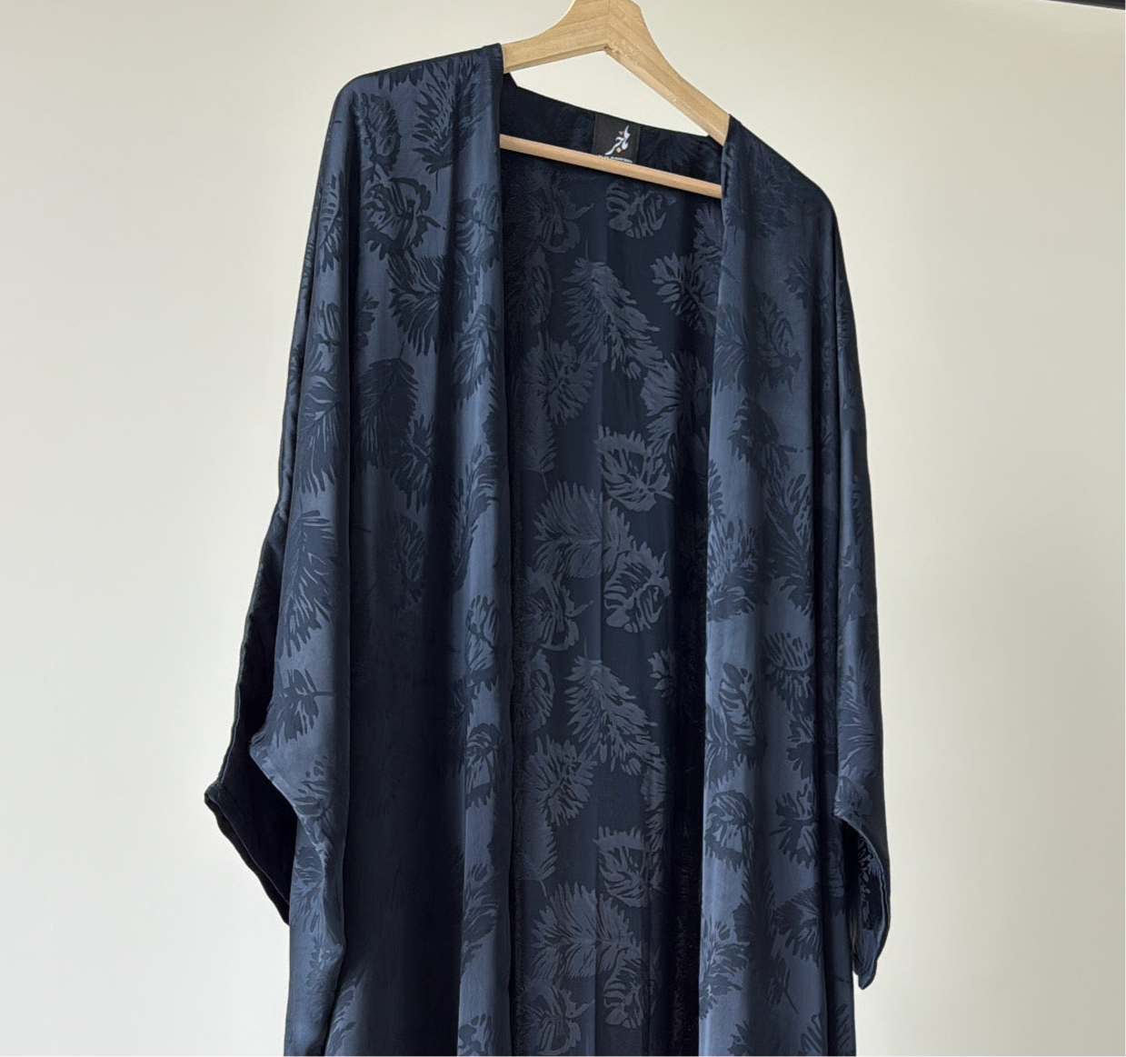 عباية يومية بنمط مورق ، لون أسود بقصة البشت ، Daily black leaves pattern bisht style cut abaya.