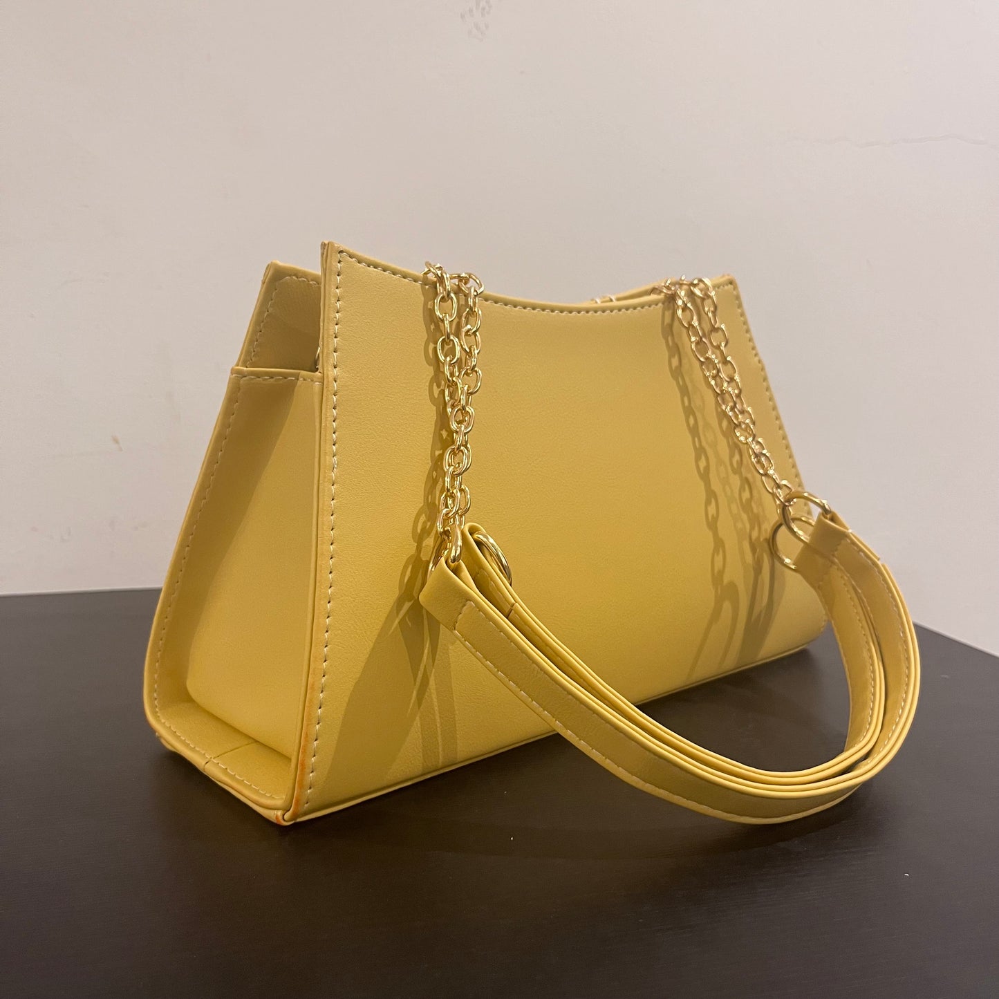 حقيبة لون خردلي بنمط أحرف Monogram patterned masterd color handbag