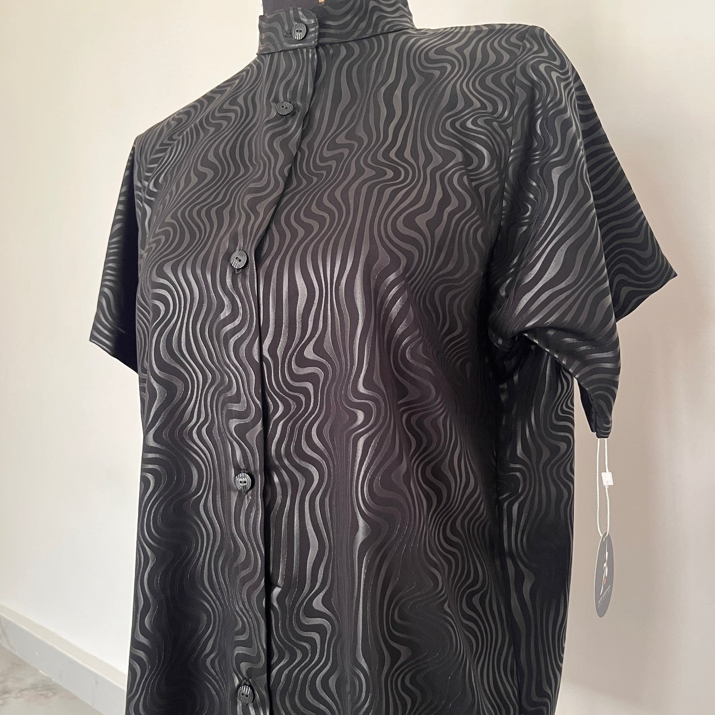 بلوزة حرير كم قصير بياقة تشاينيز Short Sleeve Black Silk Button Down Shirts