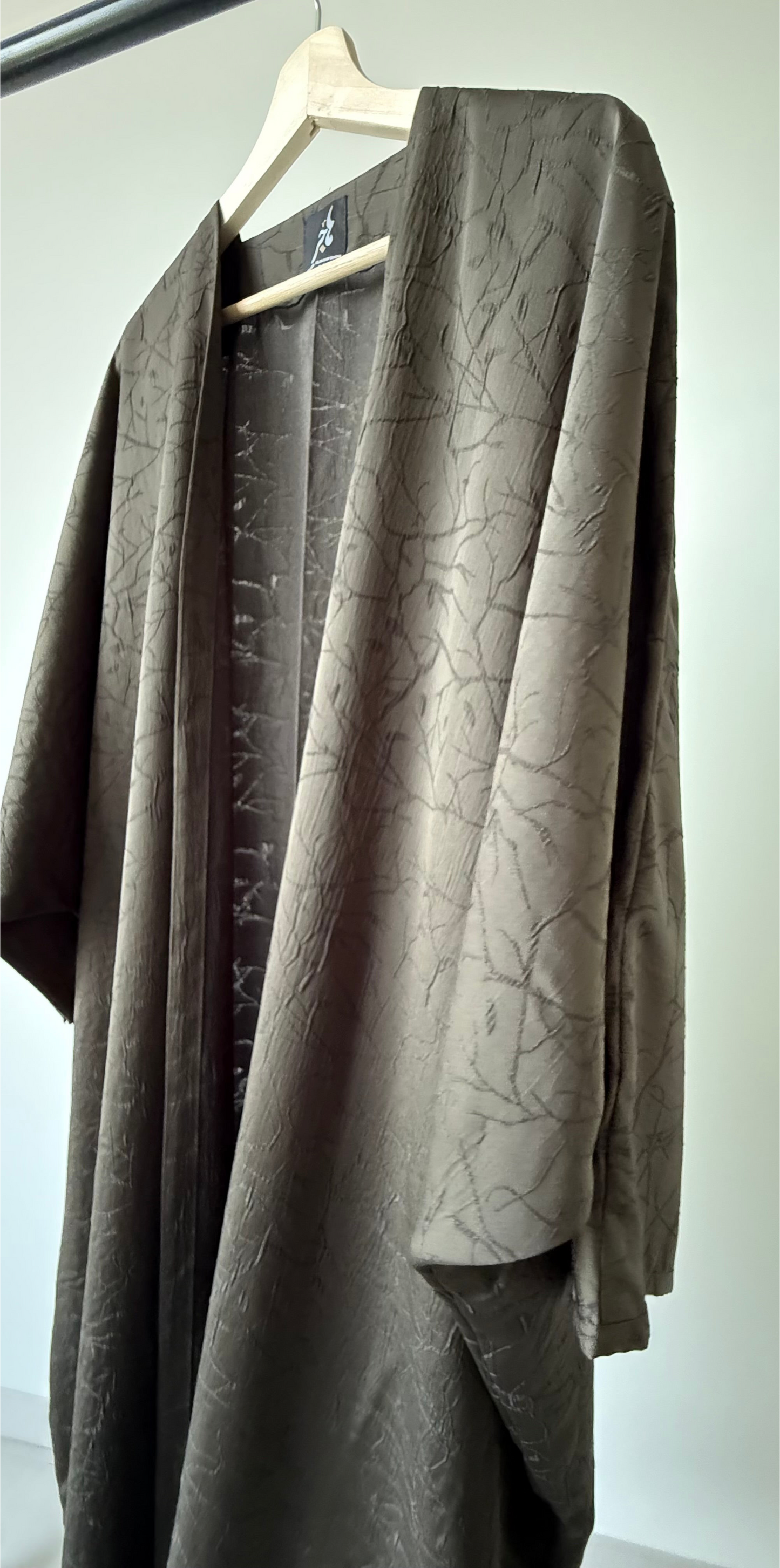 عباية يومية بنمط مورق ، لون أخضر بقصة البشت ، Daily green pattern bisht style cut abaya.