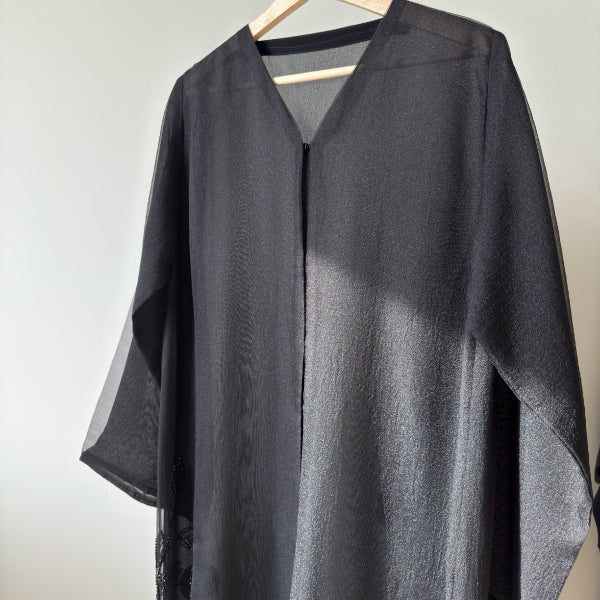 عباية اورجانزا وشيفون شك خرز
ORGANZA & SHIFFION BLACK BEADED ABAYA
مغلقة بأزرار من الأمام .
with Closed battened front.
•Abaya Size Chart : مقاسات العباية
Shoulder 15 inch :الكتف
Sleeve length : 23 : طول الكم
Arm : 11 inch :ارتفاع الإبط
Sleeve Opening 9 inch :فتحة الأكمام
Chest 21 inch :الصدر
Width: 24 inch :العرض
Length: 54 inch :الطول
•Fabric: Shifon , Organza الخامة :شيفون ، اورجانزا
•Cut: Straight Cut القصة : مستقيمة
•Style : Open مغلقة بأزرار من الأمام
•Style note: everyday , يومية