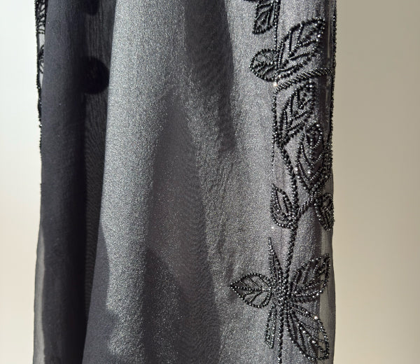 عباية اورجانزا وشيفون شك خرز
ORGANZA & SHIFFION BLACK BEADED ABAYA
مغلقة بأزرار من الأمام .
with Closed battened front.
•Abaya Size Chart : مقاسات العباية
Shoulder 15 inch :الكتف
Sleeve length : 23 : طول الكم
Arm : 11 inch :ارتفاع الإبط
Sleeve Opening 9 inch :فتحة الأكمام
Chest 21 inch :الصدر
Width: 24 inch :العرض
Length: 54 inch :الطول
•Fabric: Shifon , Organza الخامة :شيفون ، اورجانزا
•Cut: Straight Cut القصة : مستقيمة
•Style : Open مغلقة بأزرار من الأمام
•Style note: everyday , يومية