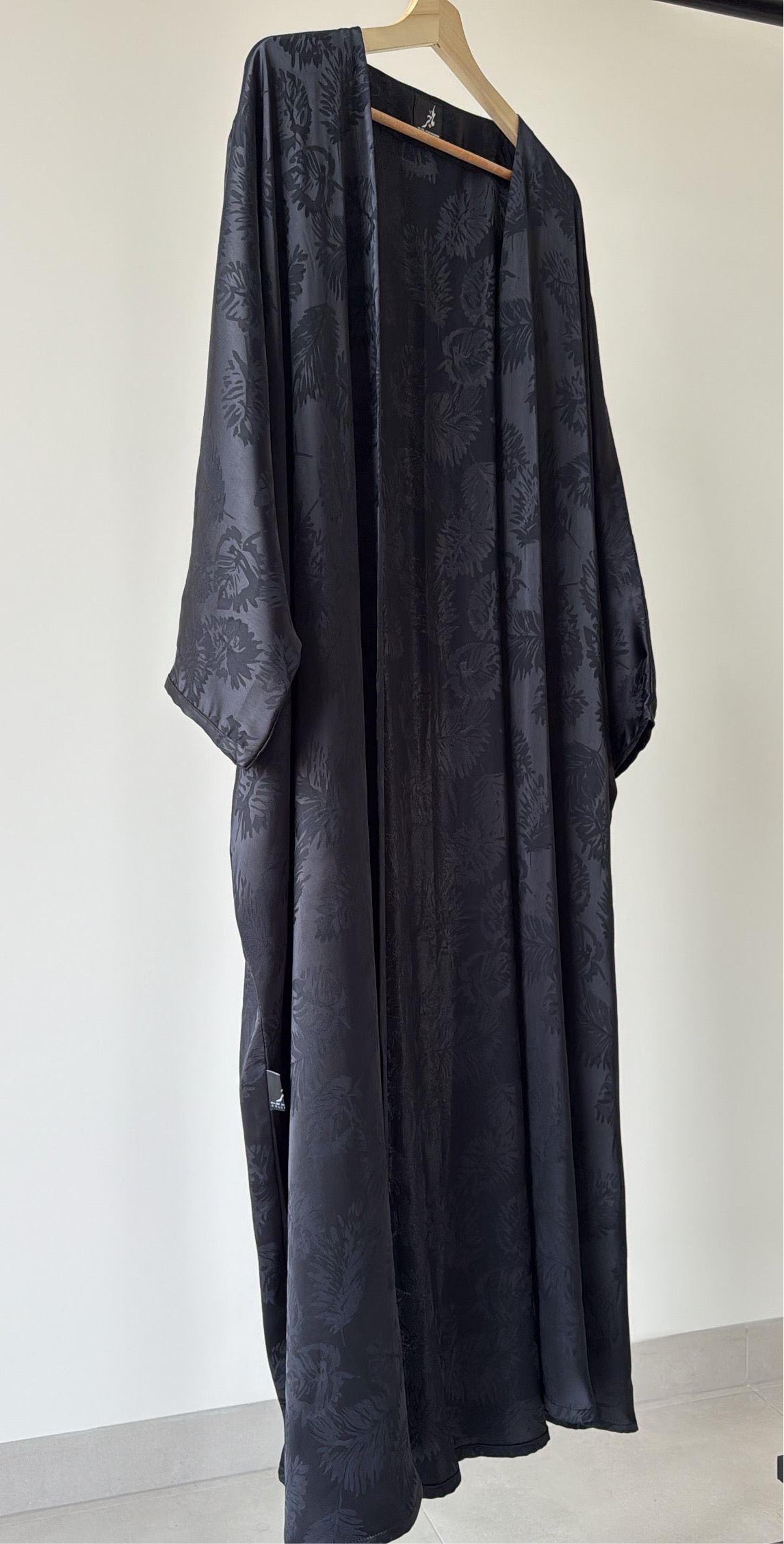 تفصيل عباية يومية حرير جاكارد بنمط مشجر ، لون أسود ، Daily Silk Jacquard black zebra pattern abaya (Pre Order)