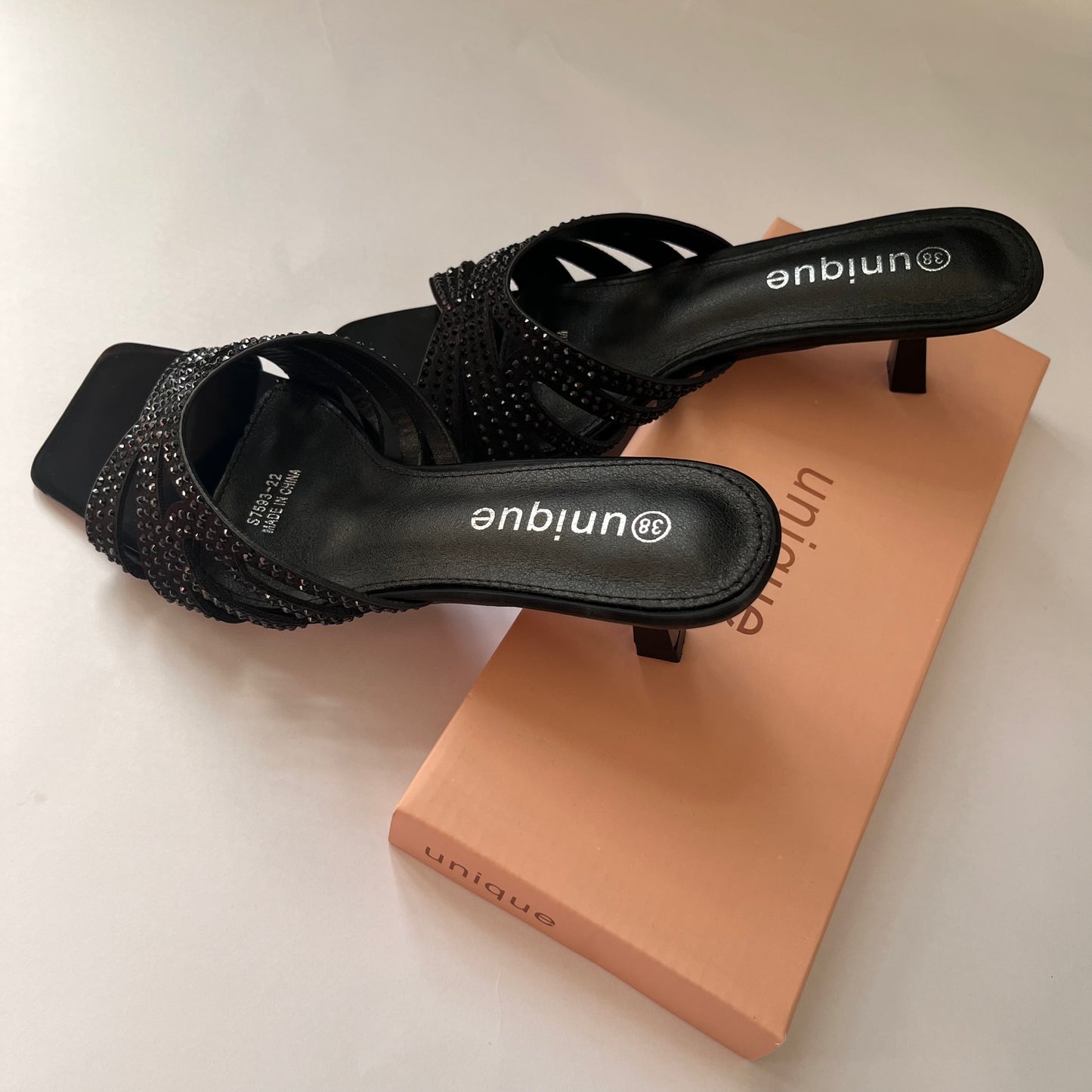 صندل نسائي بمقدمة مربعة وكعب عريض أسود Black square toe sandal block heel