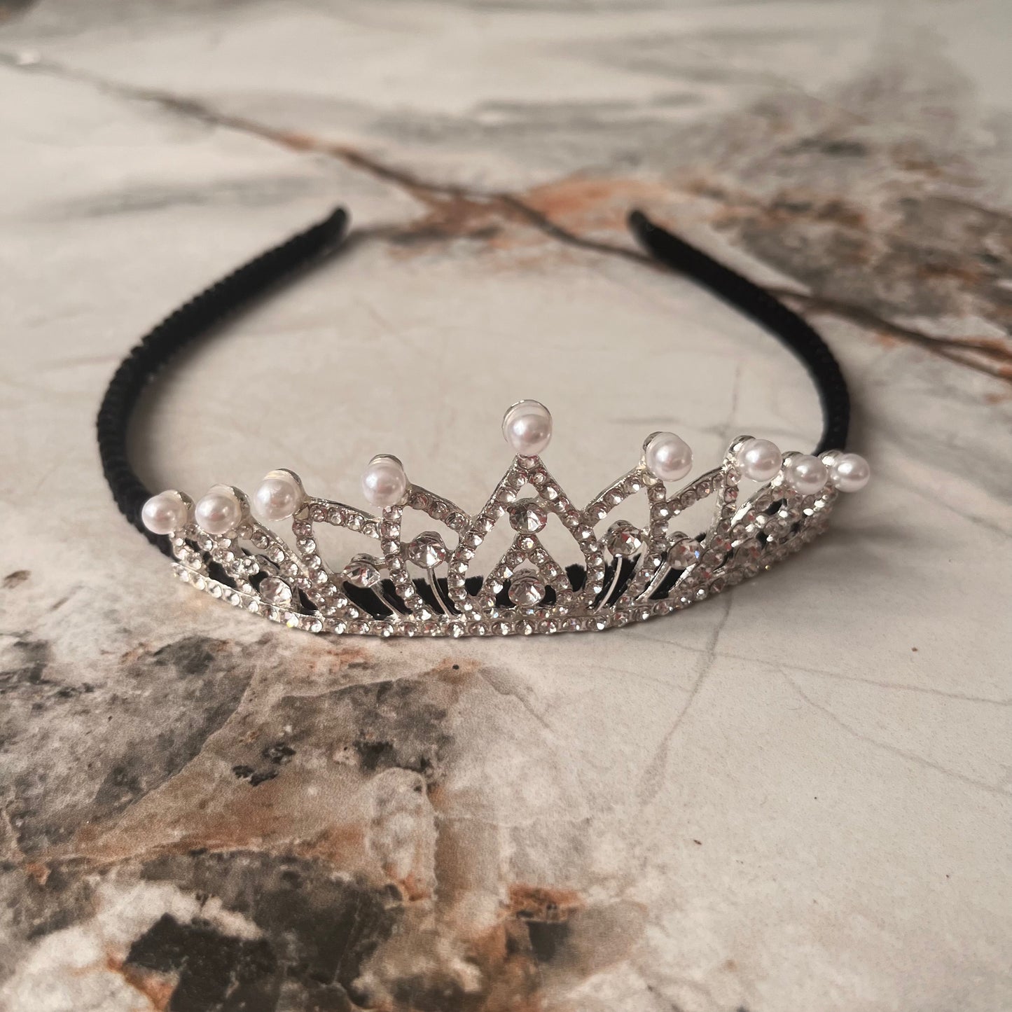 تاج أنيق مزين بفصوص ولولو Chic pearl girls crown
