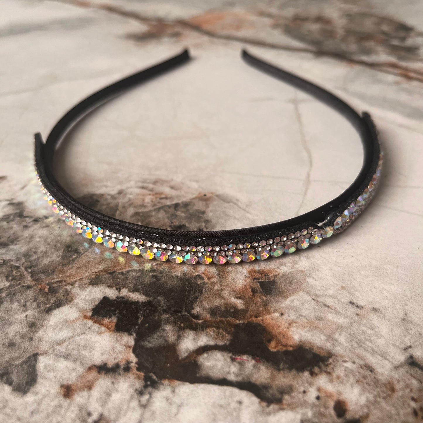 تاج لولو أنيق بتصميم متعرج Chic pearl crown with zigzag design