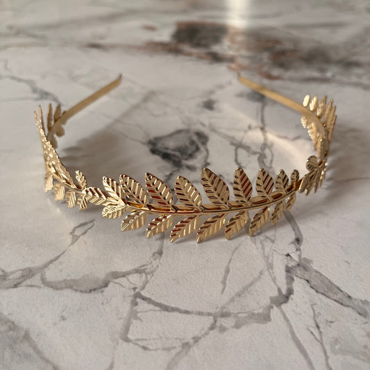 تاج أنيق ذهبي مزين بأوراق Chic with gold leafs headband