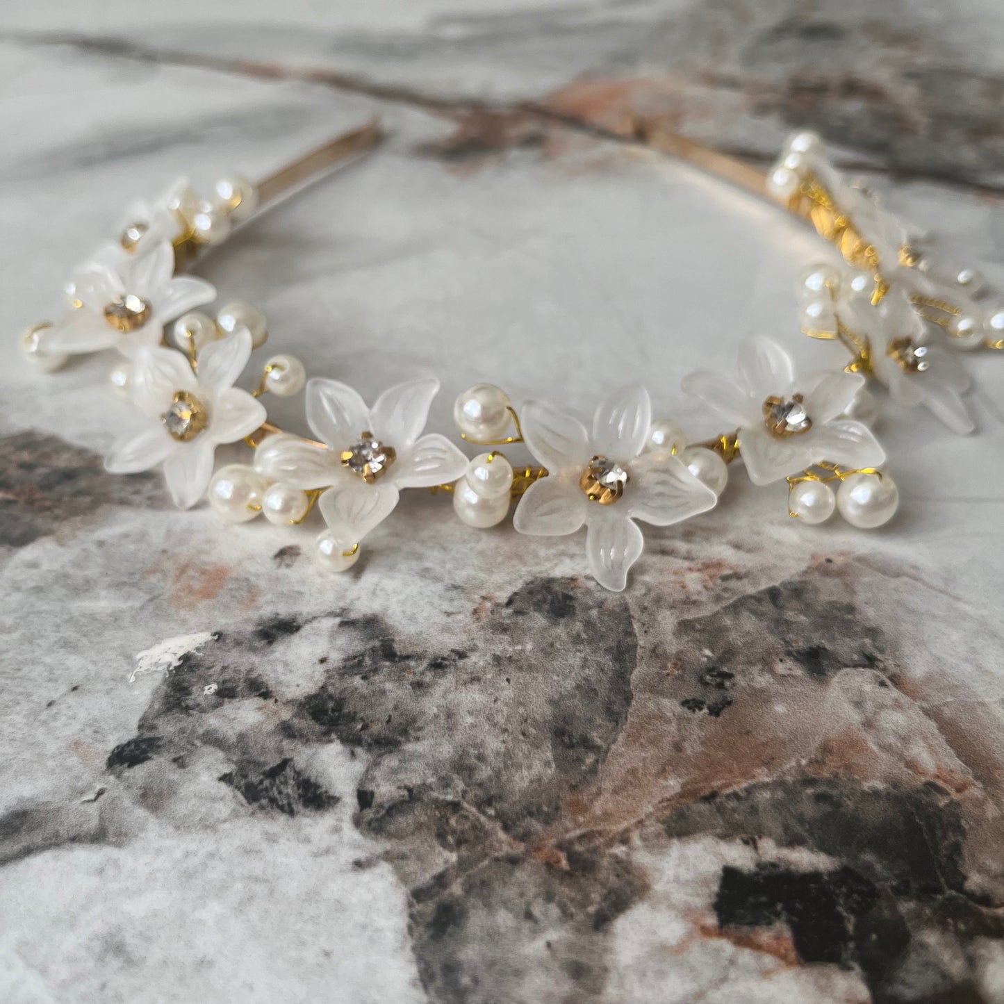 تاج أنيق ذهبي مزين بخرز ولولو Chic golden pearl girls headband