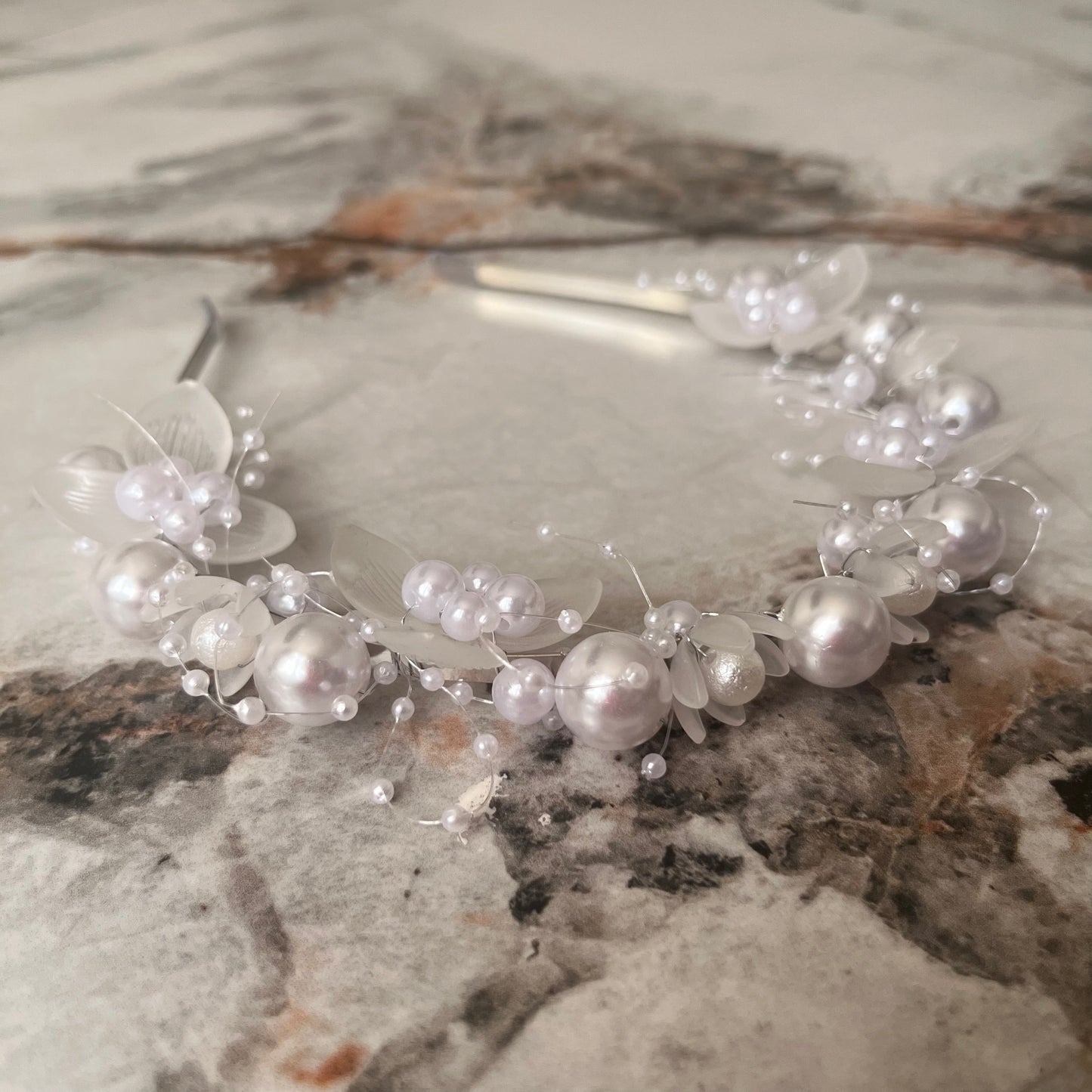 تاج أنيق مزين بخرز ولولو Chic headband