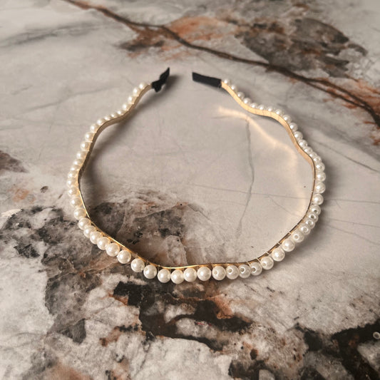 Chic pearl crown with zigzag design