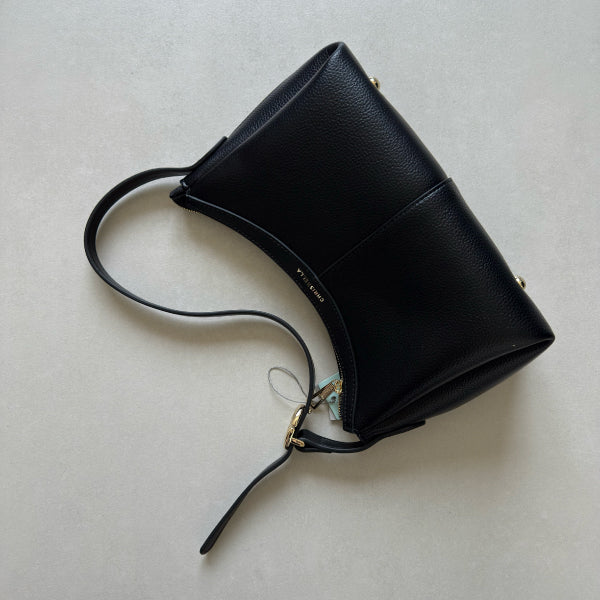 شنطة كريسبيلا حجم وسط أسود
Chrisbella Black hand bag
الستايل : يومي كاجوال
اللون : أسود
الحجم : متوسط
المادة الخارجية : جلد
النمط : مزين بشعار الماركة
إغلاق/ الرباط: سحاب