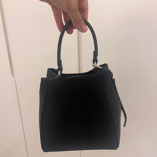 شنطة كريسبيلا حجم صغير أسود Chrisbella small black hand bag