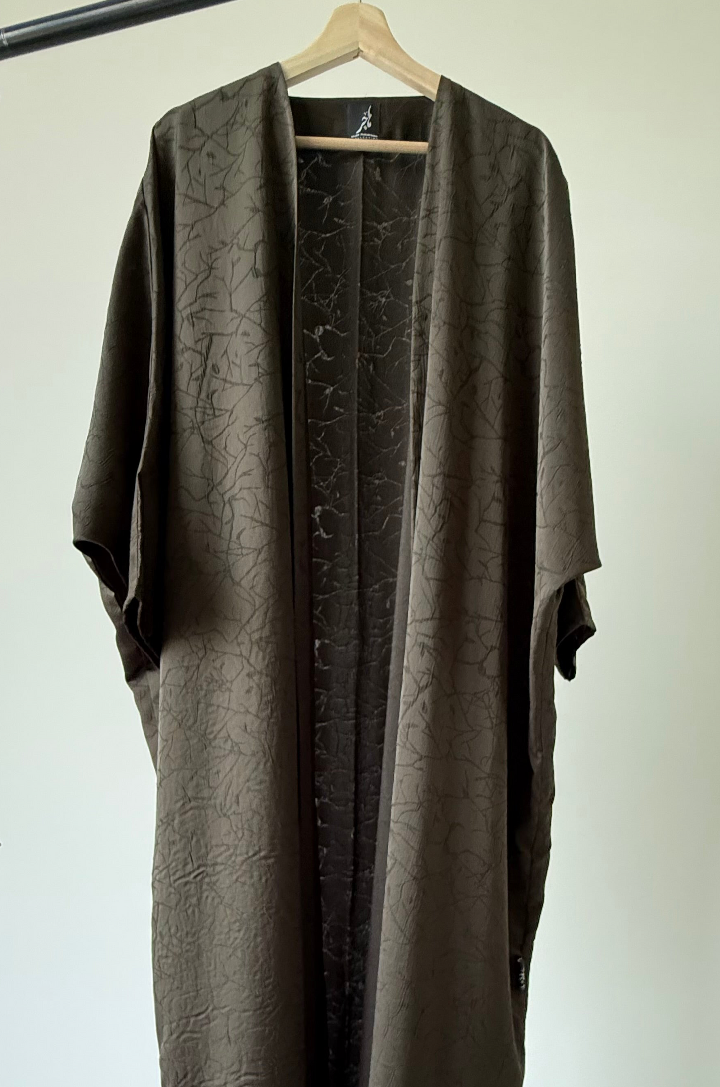 عباية يومية بنمط مورق ، لون أخضر بقصة البشت ، Daily green pattern bisht style cut abaya.