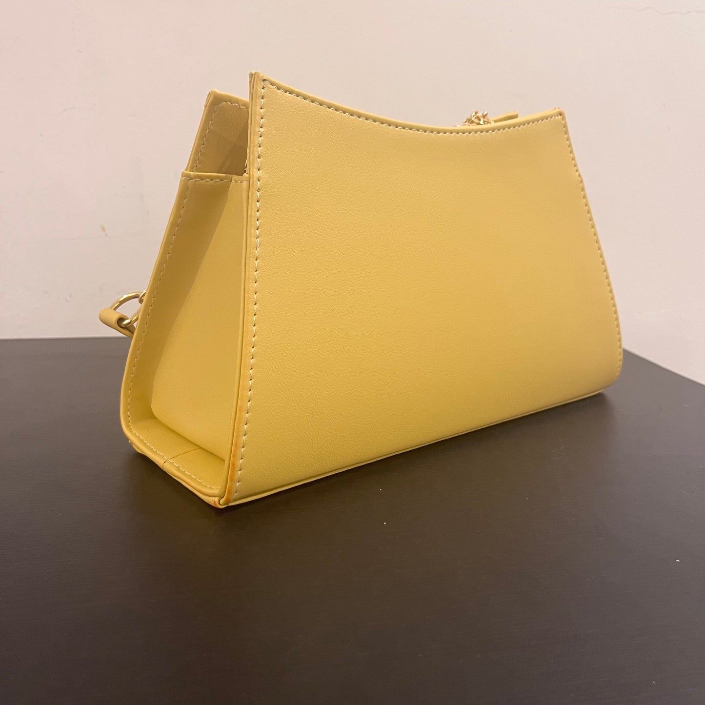 حقيبة لون خردلي بنمط أحرف Monogram patterned masterd color handbag