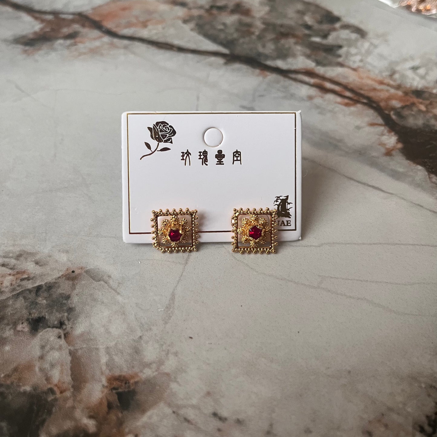 Elegant women's earrings, 1 pc أقراط نسائية أنيقة قطعة واحدة احمر red