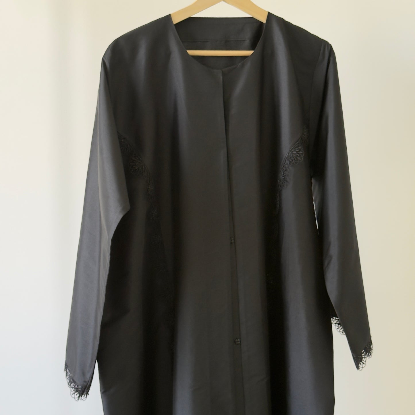 عباية حرير هندي ودانتيل بقصة مسقيمة Black Indian Silk , dantail straight cut abaya