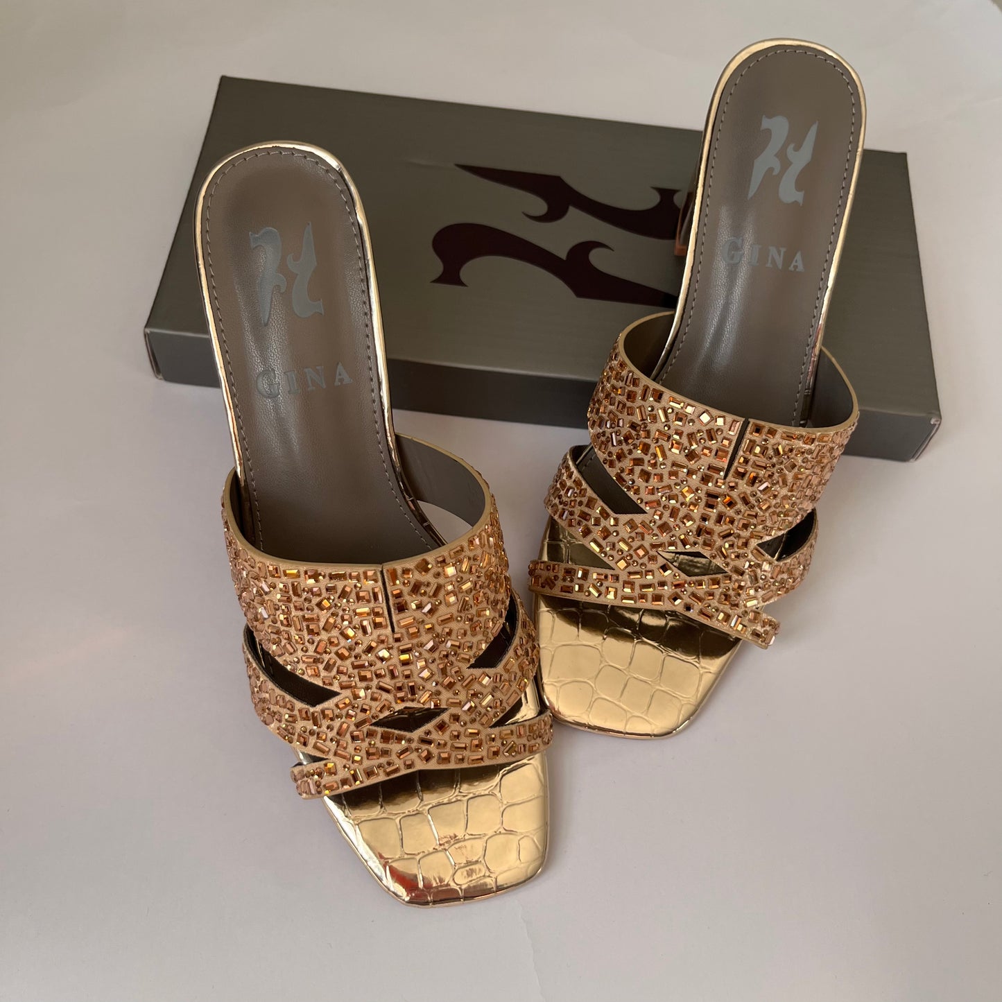 حذاء نسائي صندل بمقدمة مربعة وكعب عريض ذهبي Gold square toe sandal block heel.