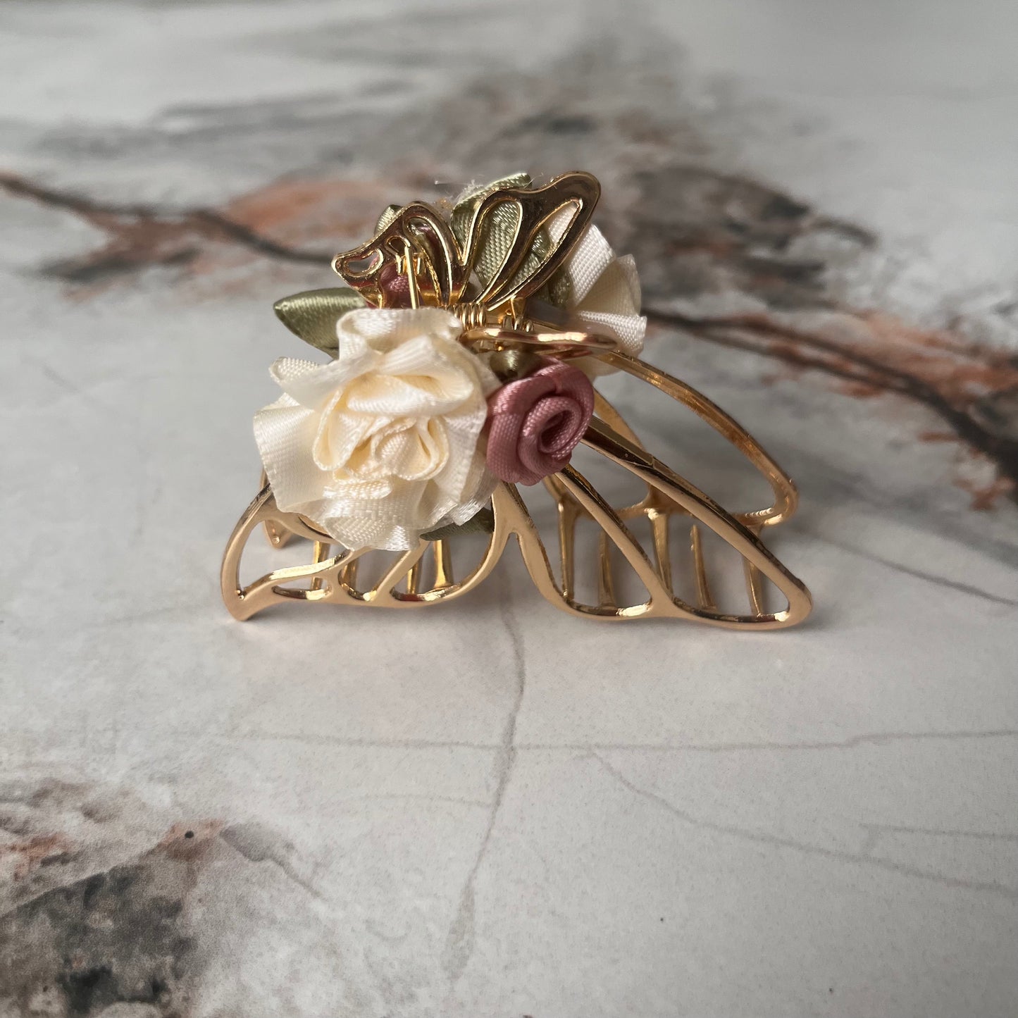 مشبك شعر معدن ذهبي شكل فراشة Golden metal butterfly hair clip