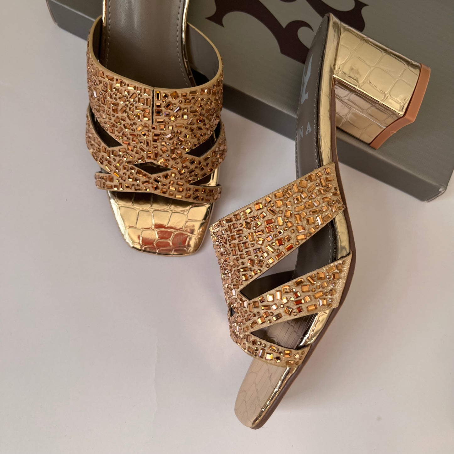 حذاء نسائي صندل بمقدمة مربعة وكعب عريض ذهبي Gold square toe sandal block heel