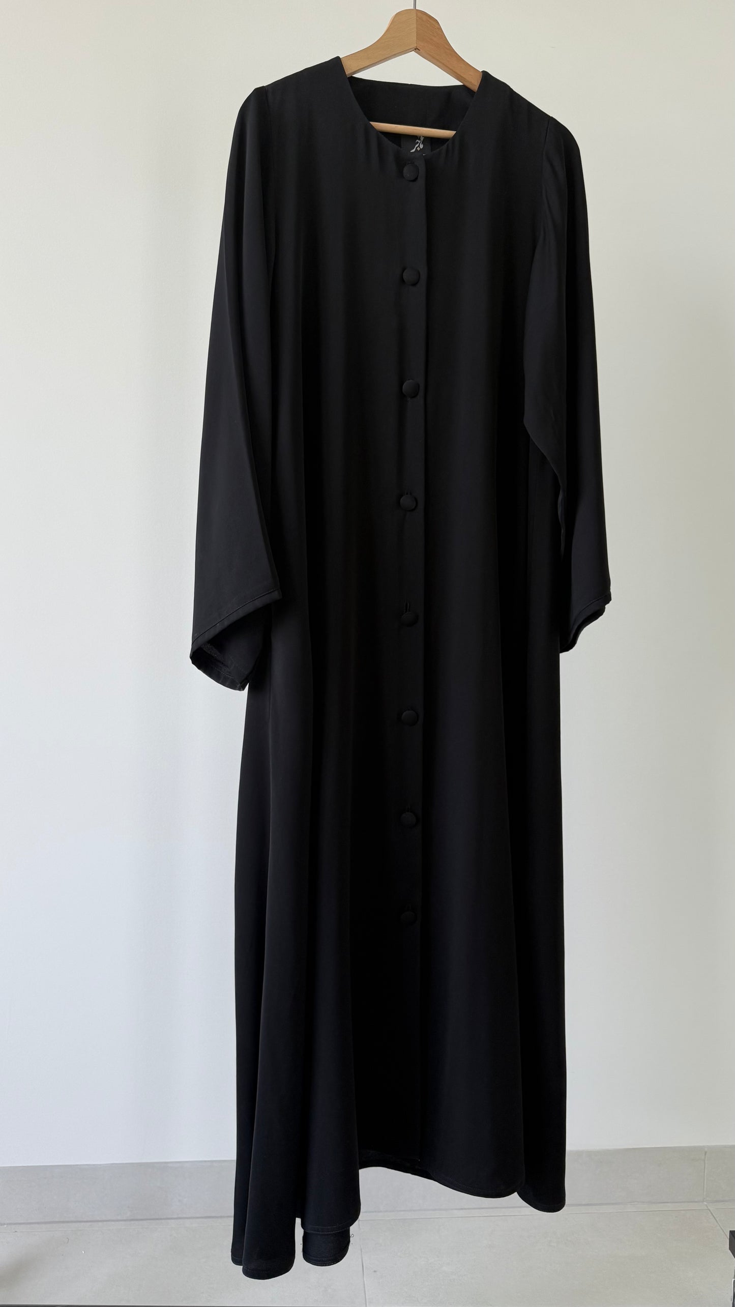 تفصيل عباية سجنيشر ١ ، عملية يومية كريب Everyday Crape Abaya Signature 1 (Pre Order)