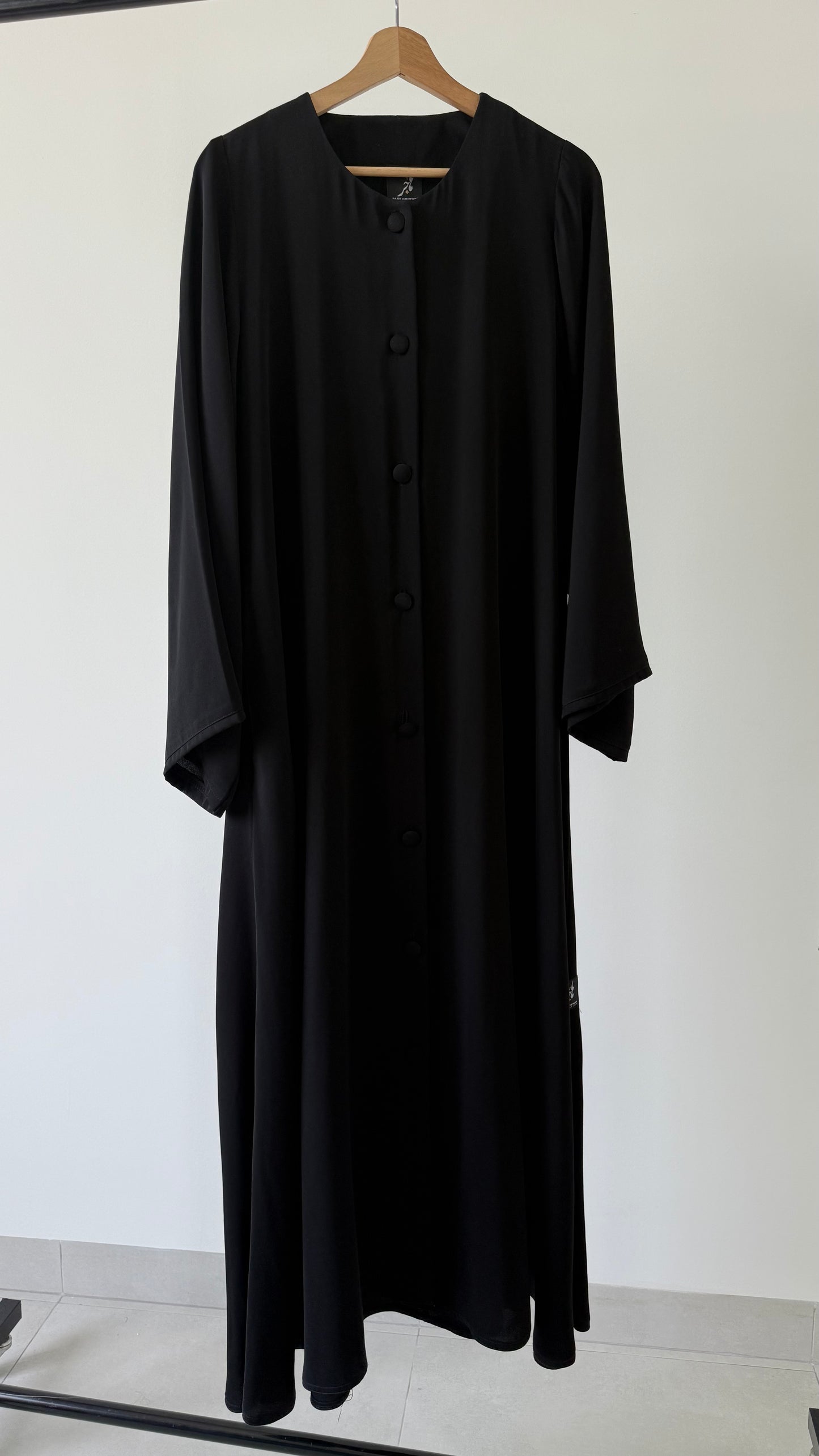 تفصيل عباية سجنيشر ١ ، عملية يومية كريب Everyday Crape Abaya Signature 1 (Pre Order)