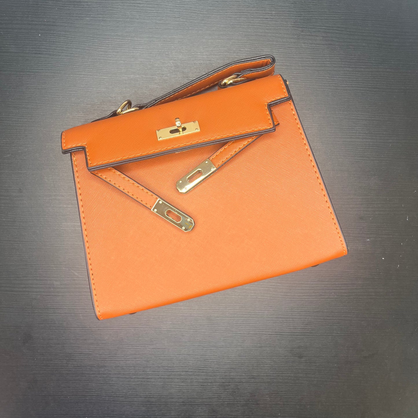 شنطة بلون بني متوسطة Midum brown shoulder bag