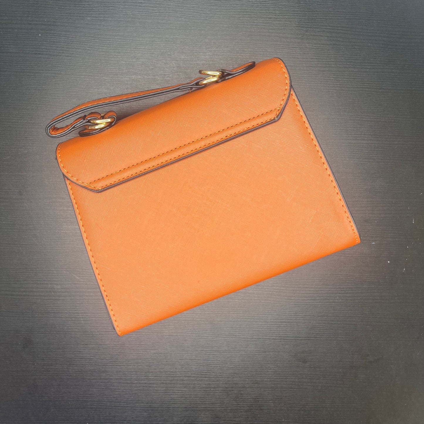 شنطة بلون بني متوسطة Midum brown shoulder bag