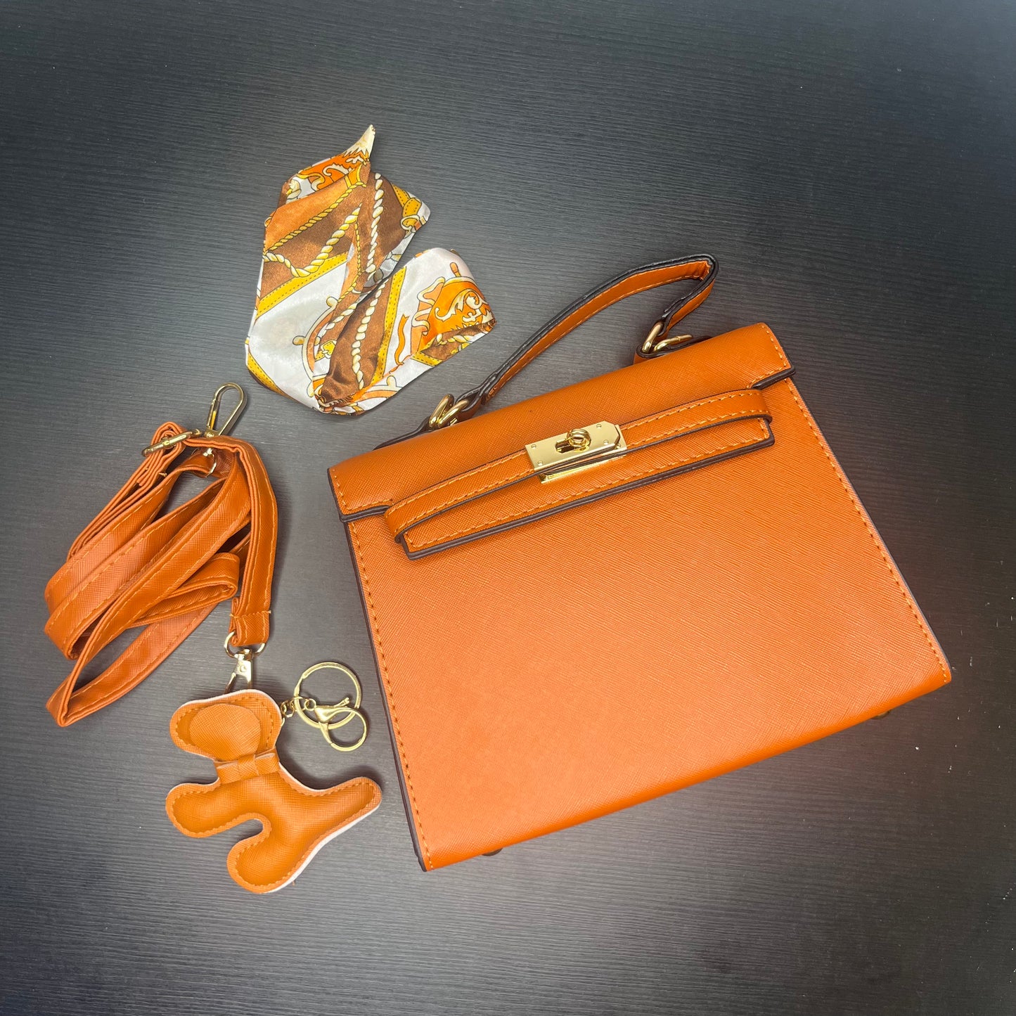 شنطة بلون بني متوسطة Midum brown shoulder bag