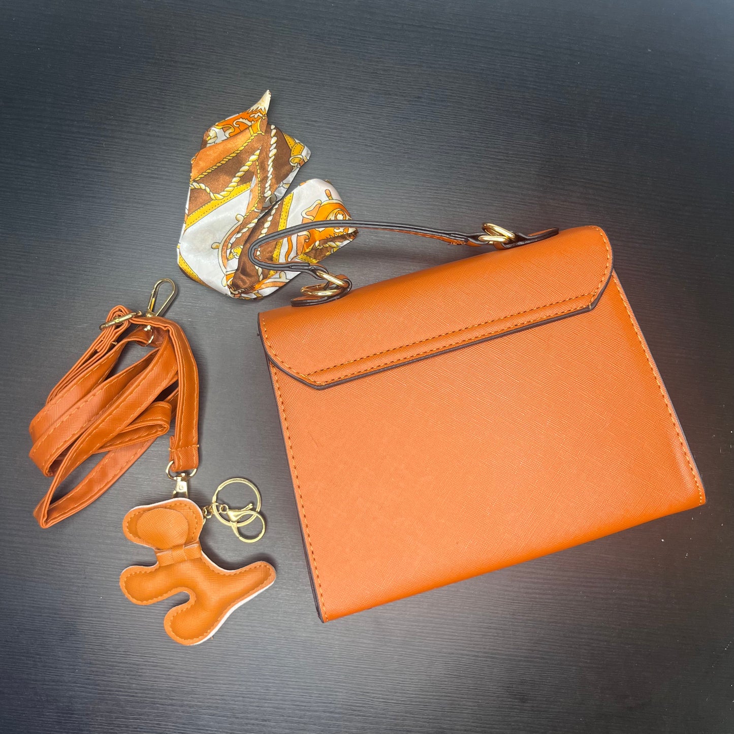 شنطة بلون بني متوسطة Midum brown shoulder bag