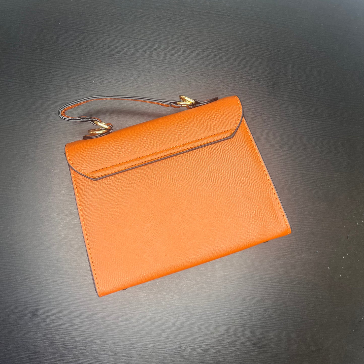 شنطة بلون بني متوسطة Midum brown shoulder bag