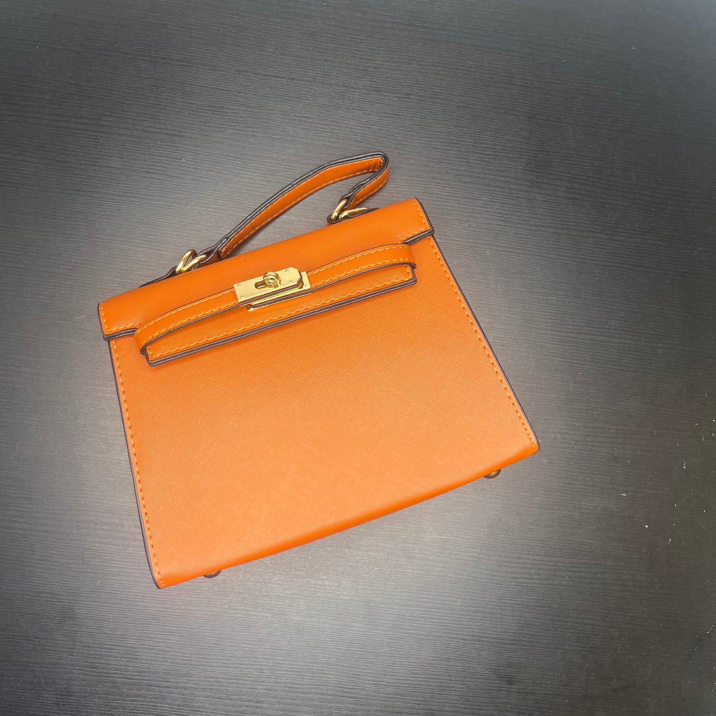 شنطة بلون بني متوسطة Midum brown shoulder bag