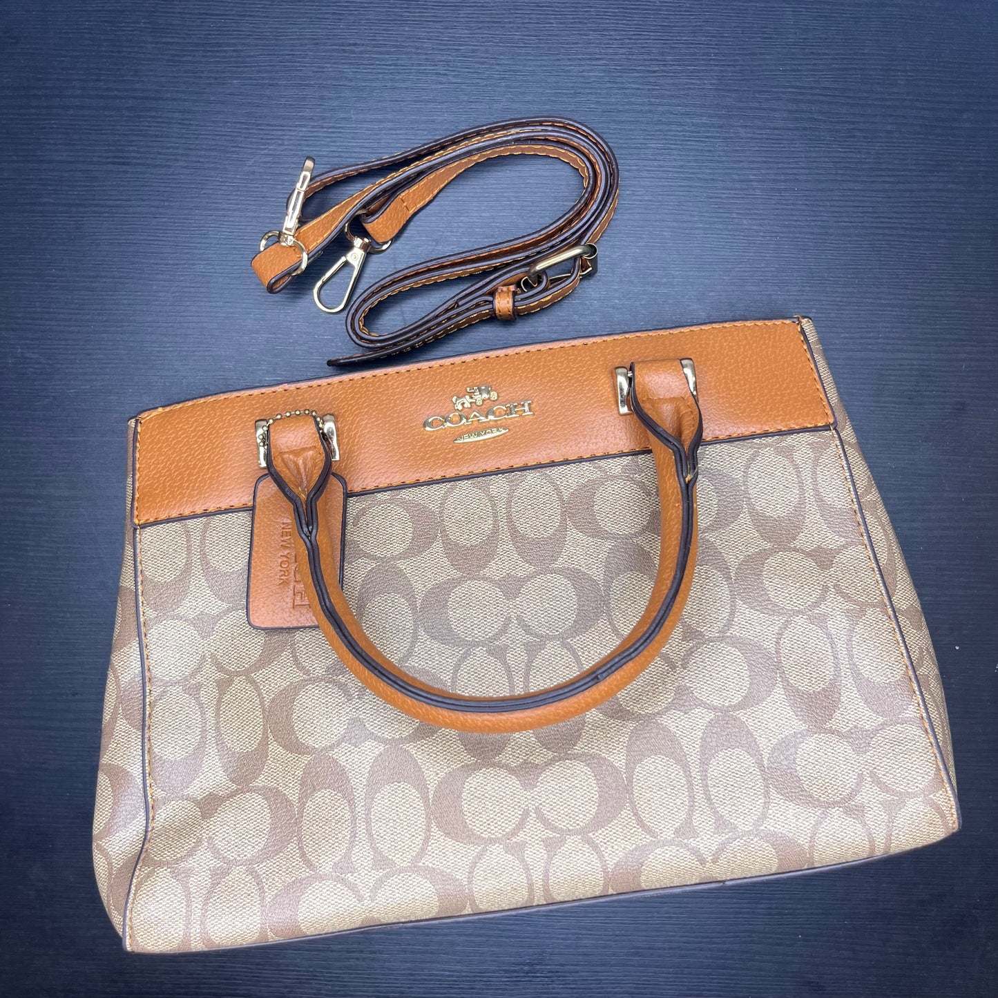 كبيرة CC شنطة بلون بني ونمط Large CC pattern brown bag