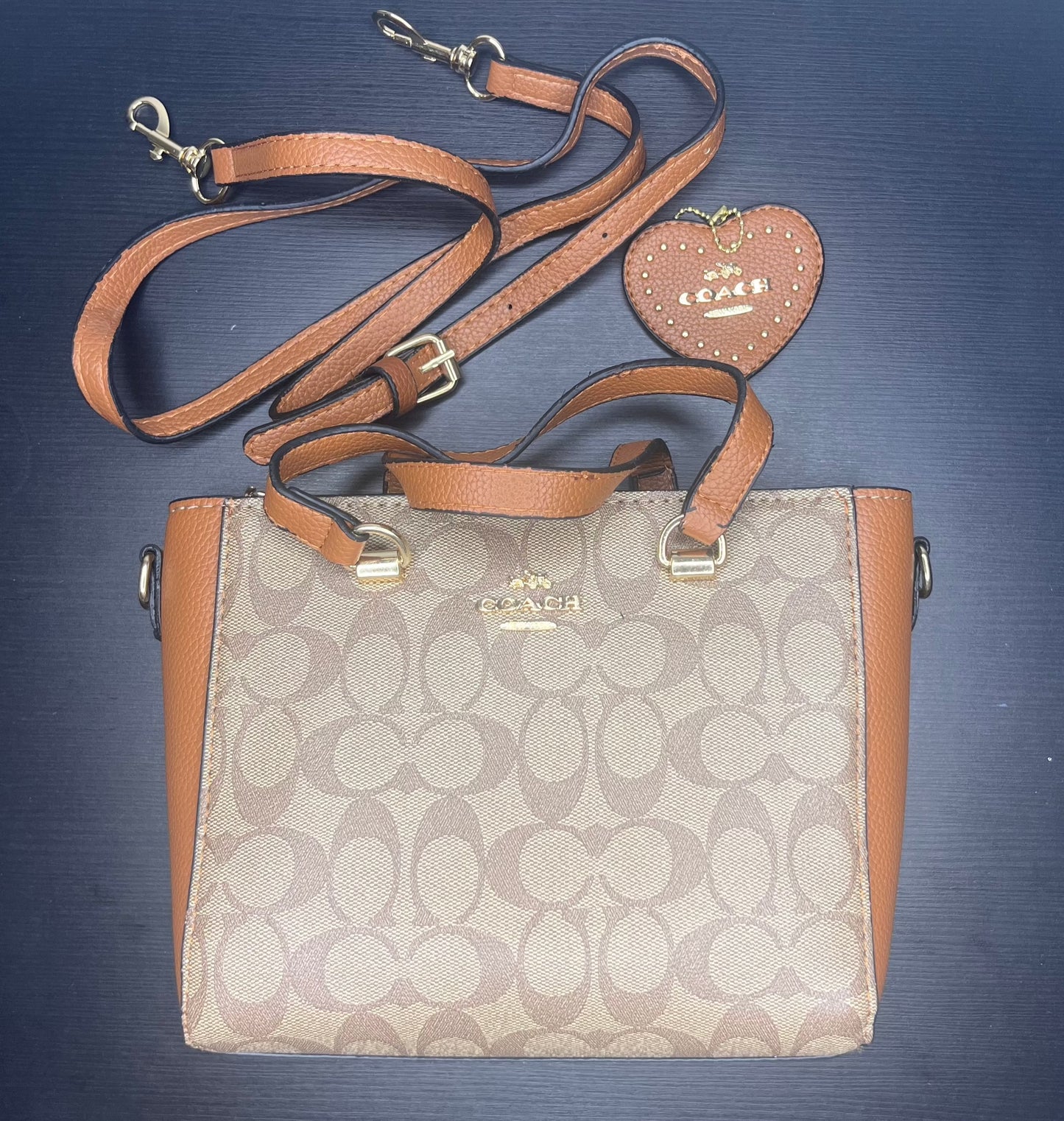 CC شنطة متوسطة بلون بني بنمط Medium CC patterned brown bag