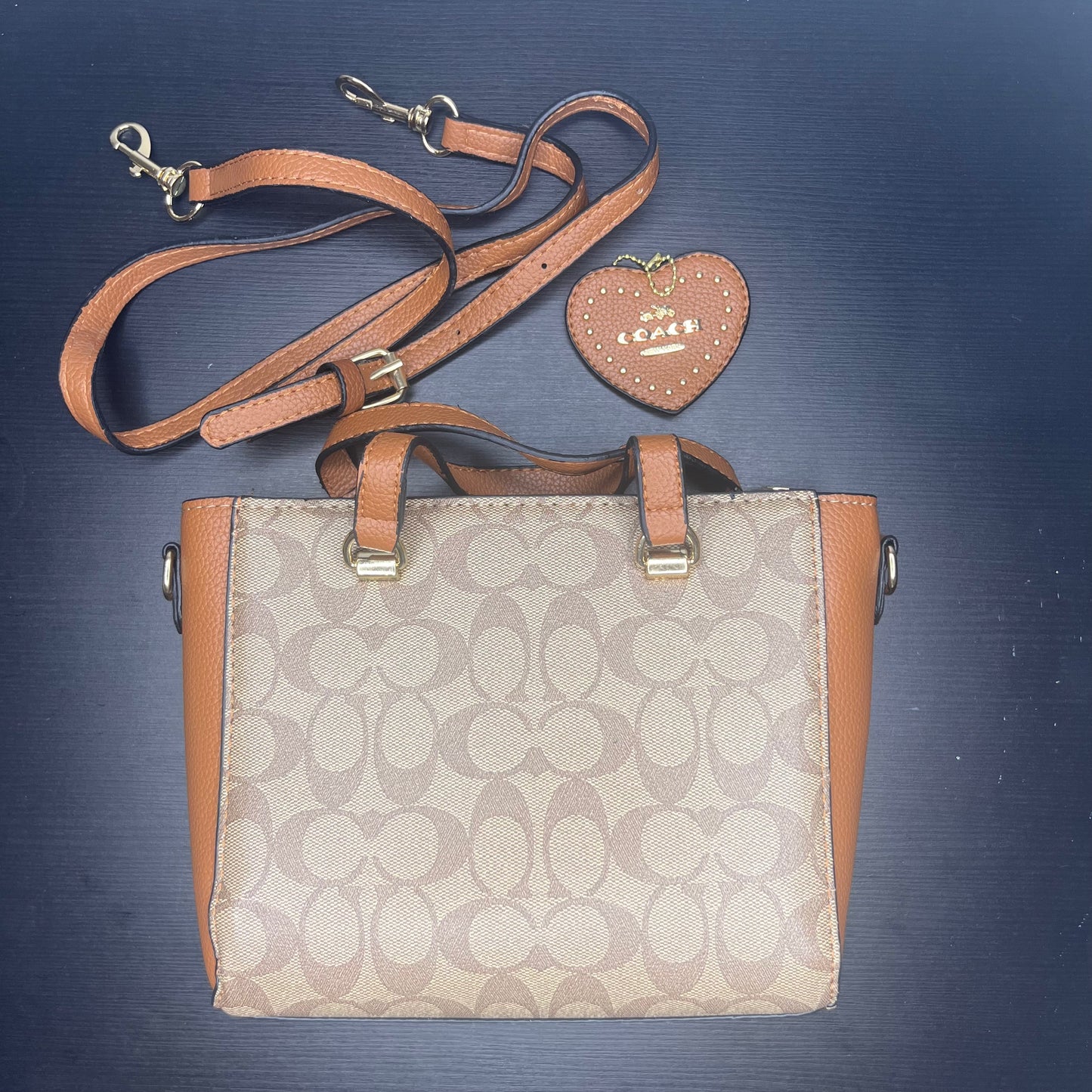 CC شنطة متوسطة بلون بني بنمط Medium CC patterned brown bag