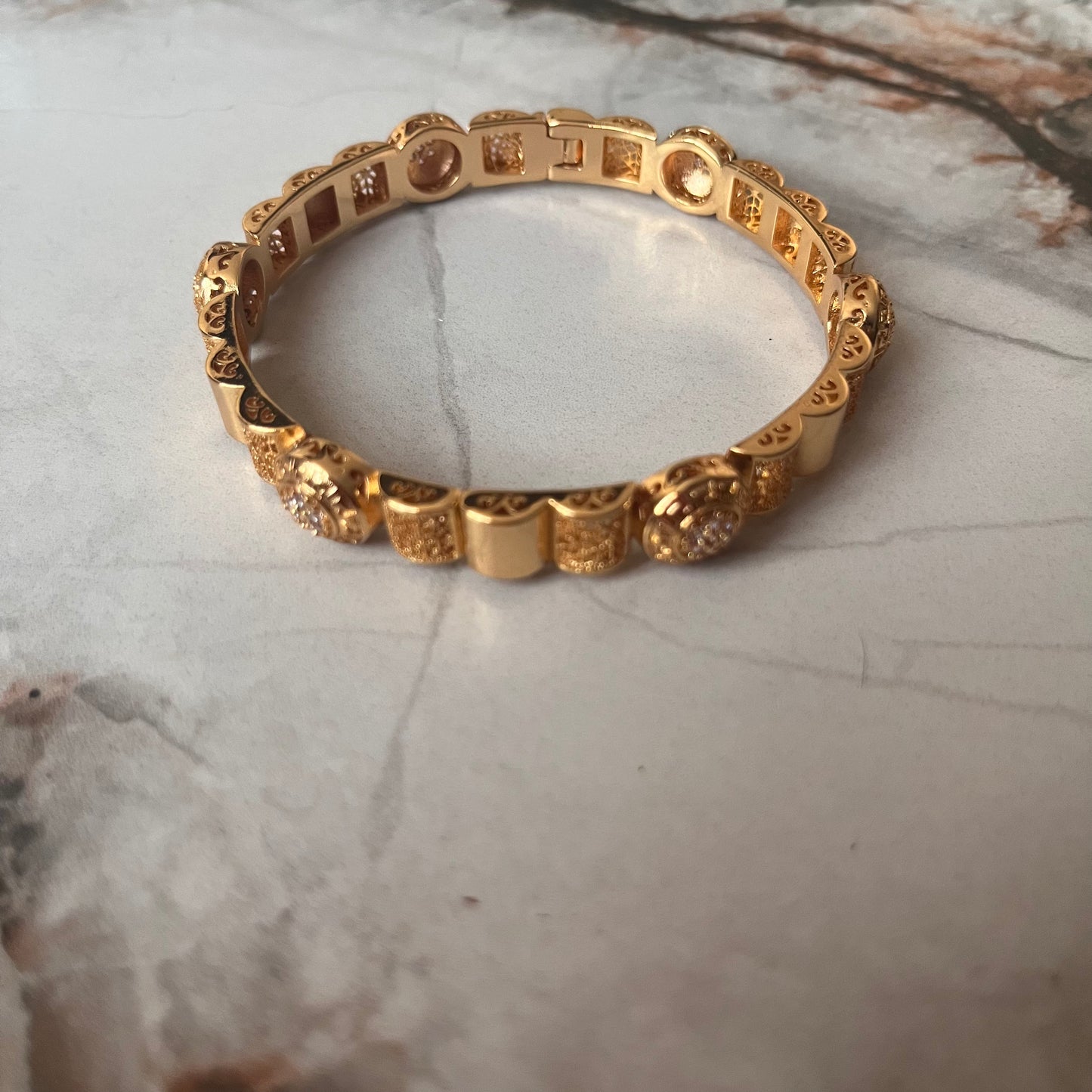 بنجري بنقوش وفص ابيض مطلي Elegant women's bracelet