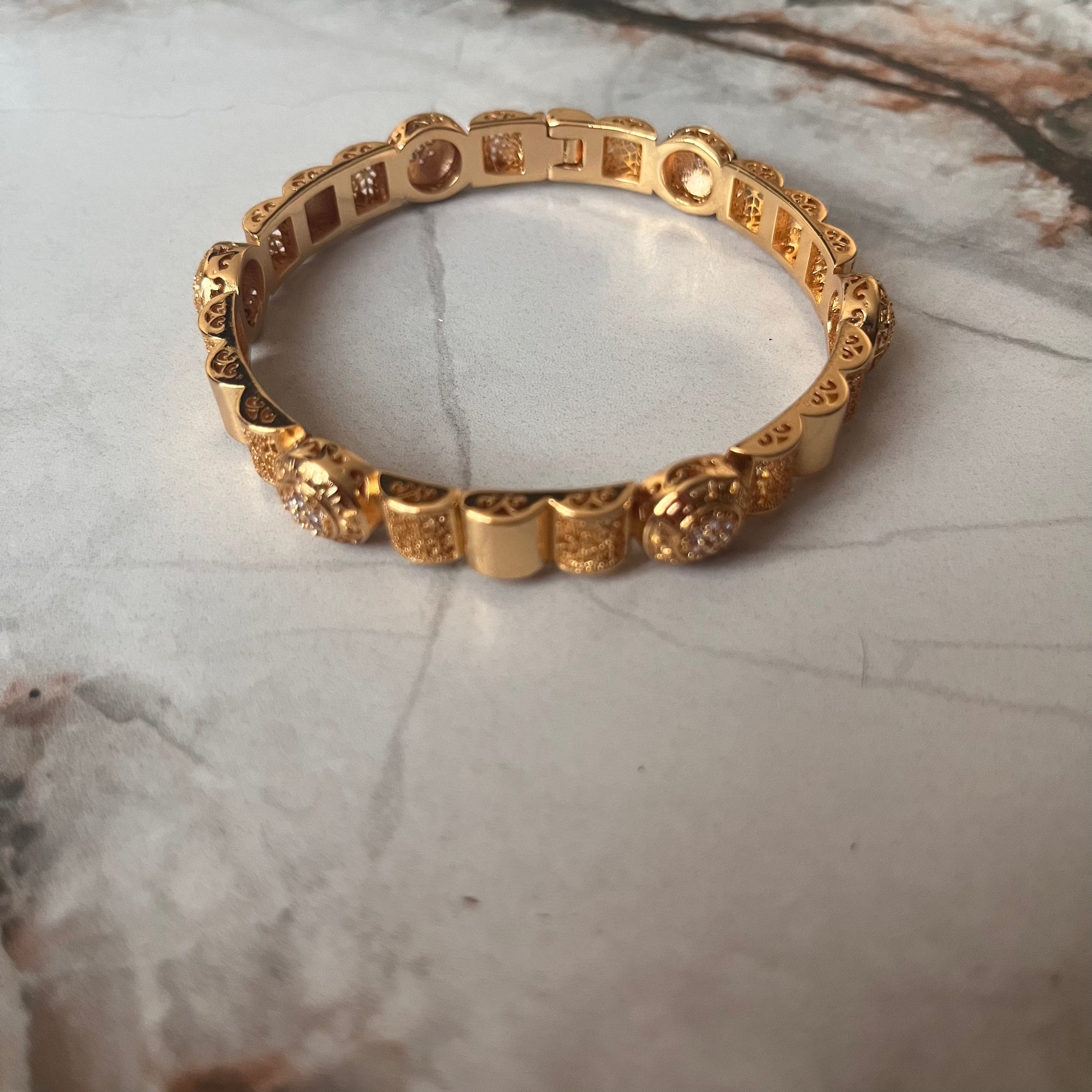 بنجري بنقوش وفص ابيض مطلي  Elegant women's bracelet