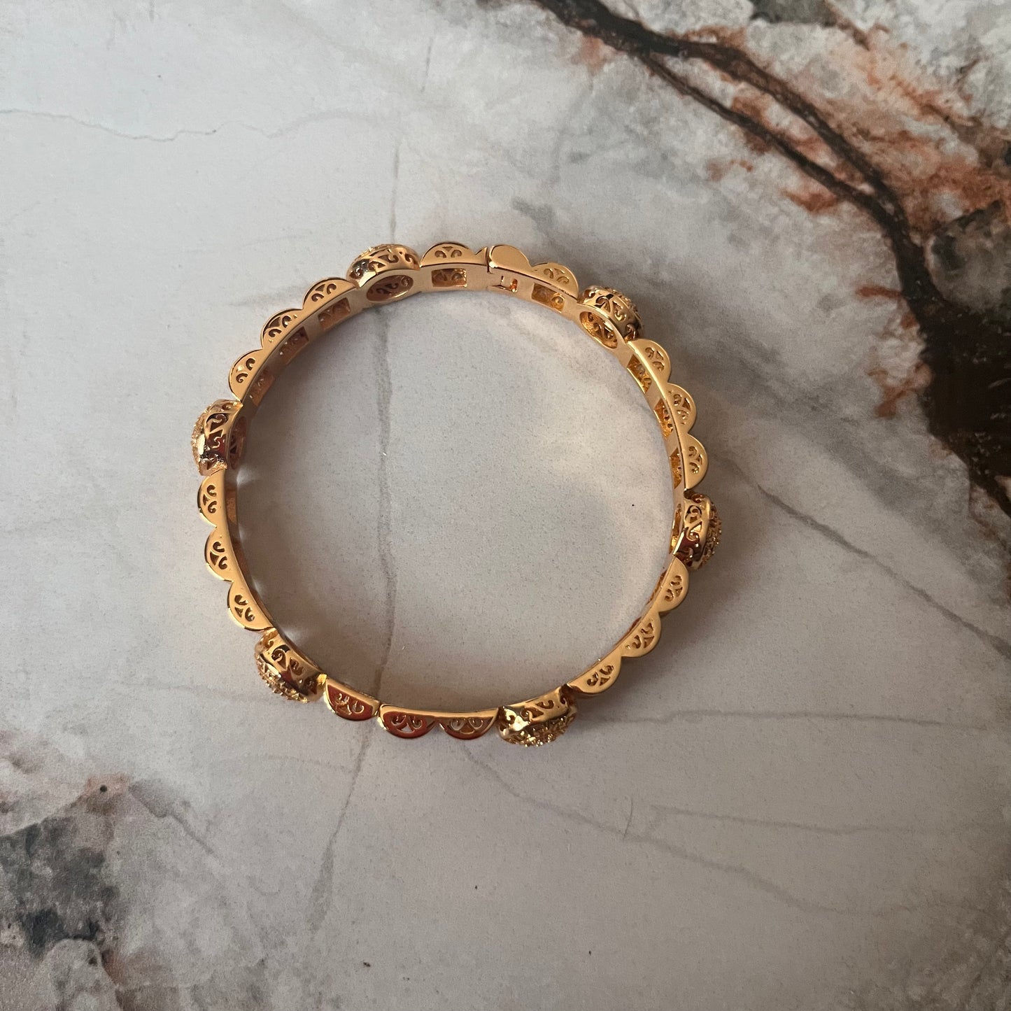 بنجري بنقوش وفص ابيض مطلي Elegant women's bracelet