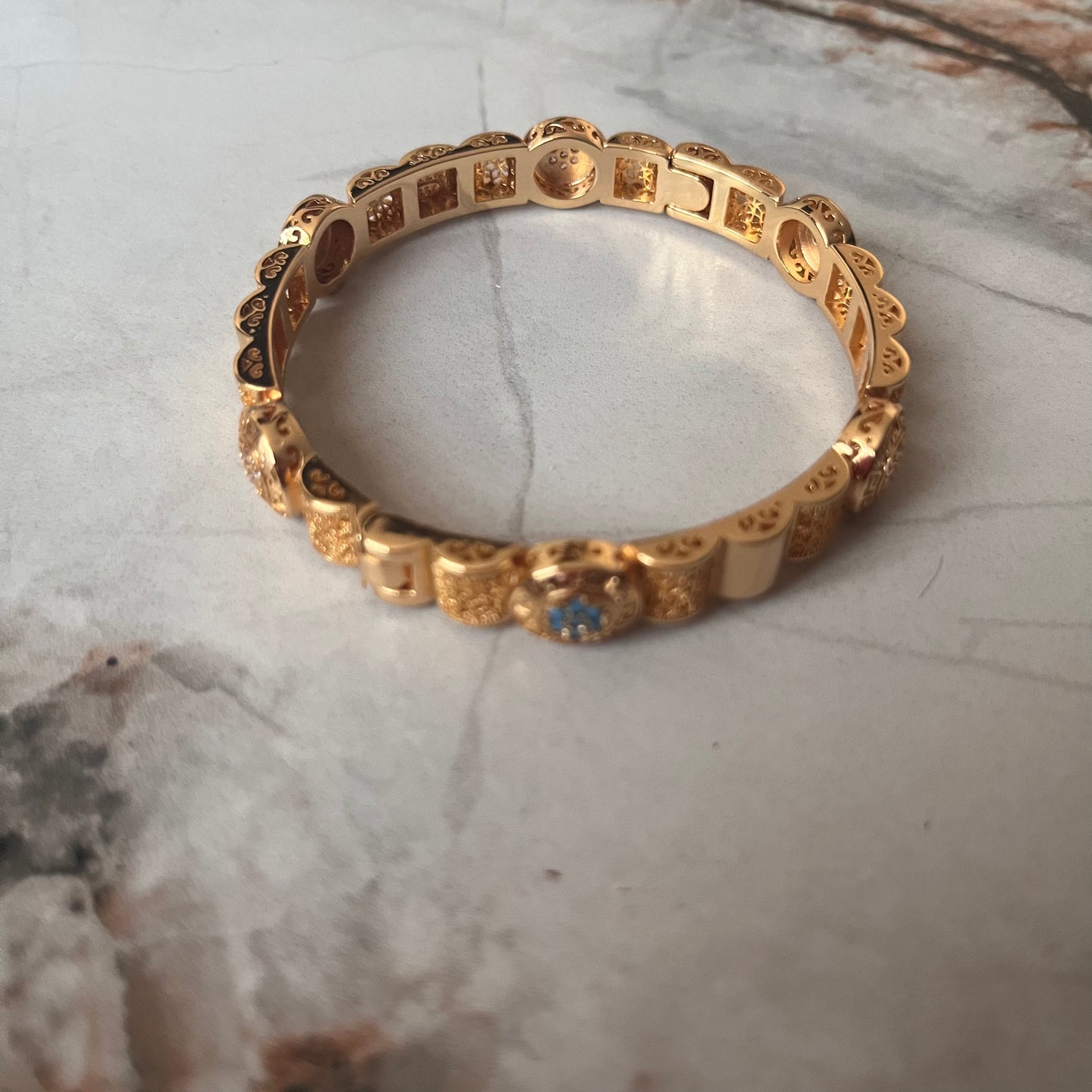 بنجري بنقوش وفص ابيض وأزرق مطلي Elegant women's bracelet