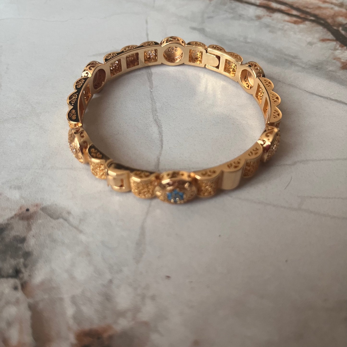 بنجري بنقوش وفص ابيض وأزرق مطلي Elegant women's bracelet
