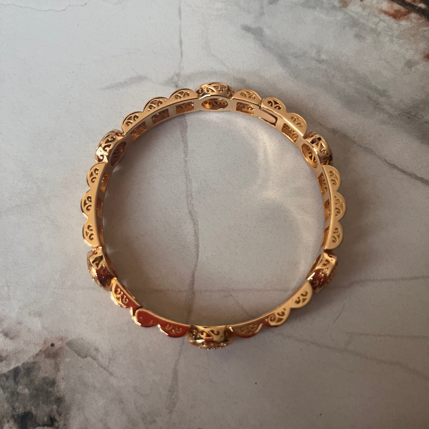 بنجري بنقوش وفص ابيض وأزرق مطلي Elegant women's bracelet