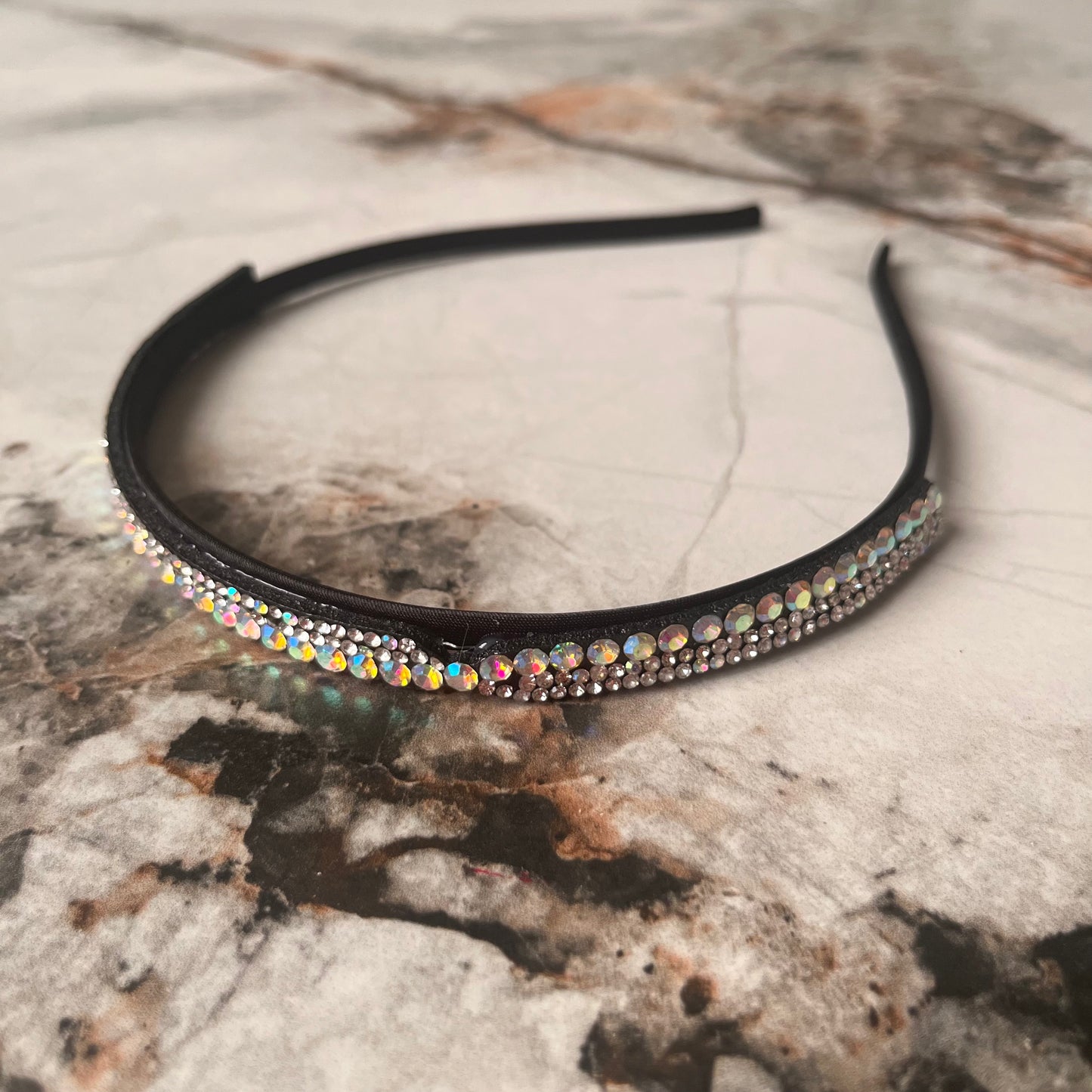 تاج أنيق مزين بفصوص ومخمل Chic crown