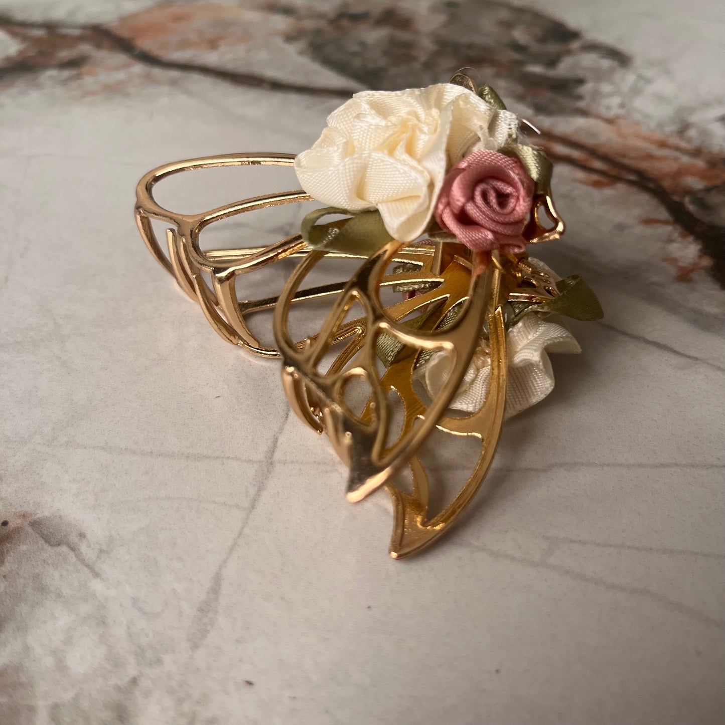 مشبك شعر معدن ذهبي شكل فراشة Golden metal butterfly hair clip