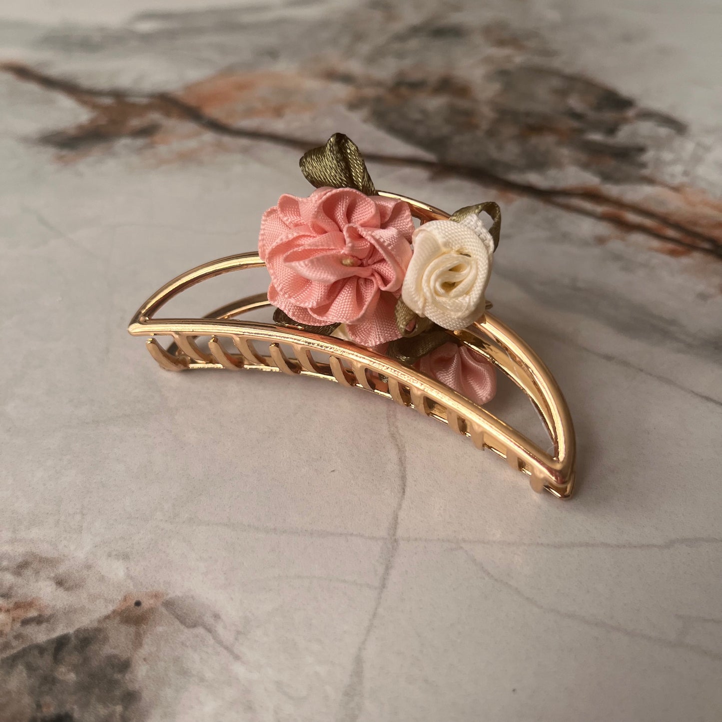 مشبك شعر ذهبي صغير Small golden hair clip