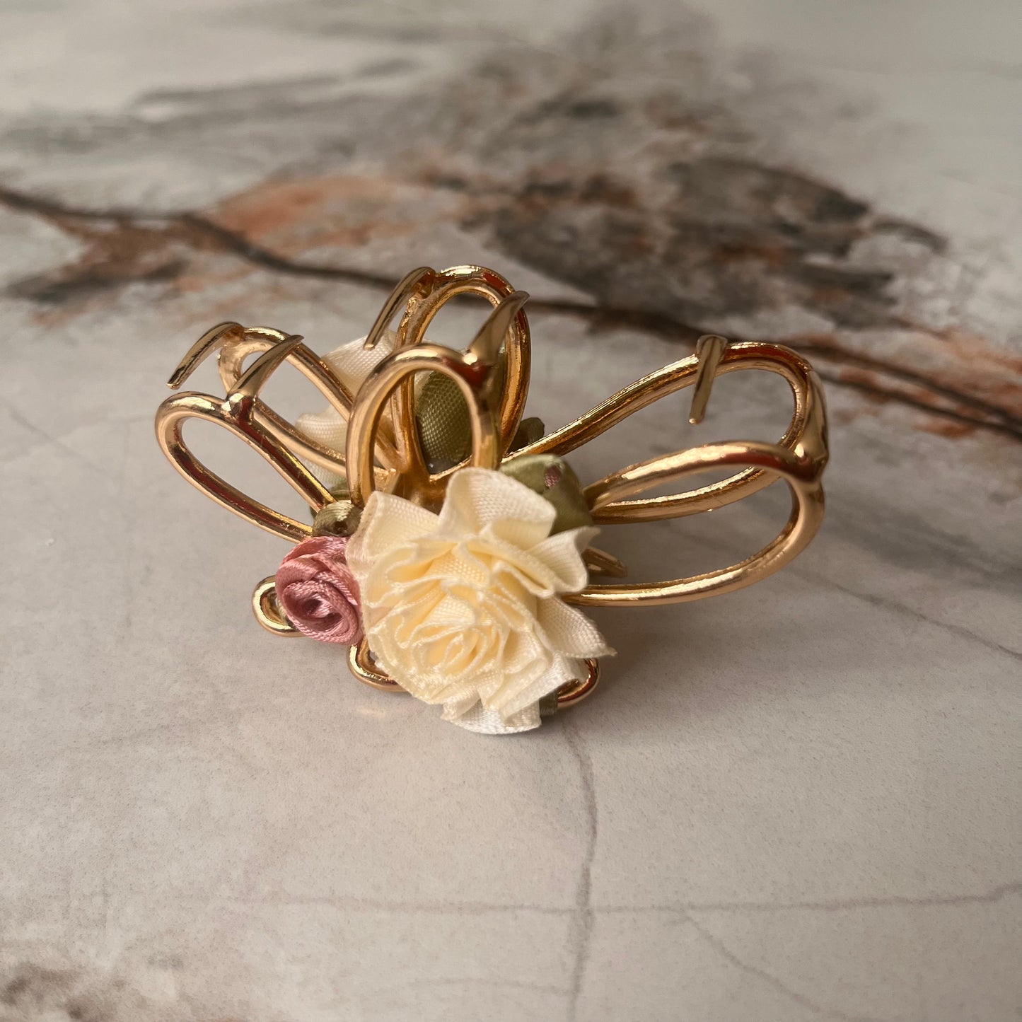 مشبك شعر ذهبي شكل فراشة Golden butterfly hair clip