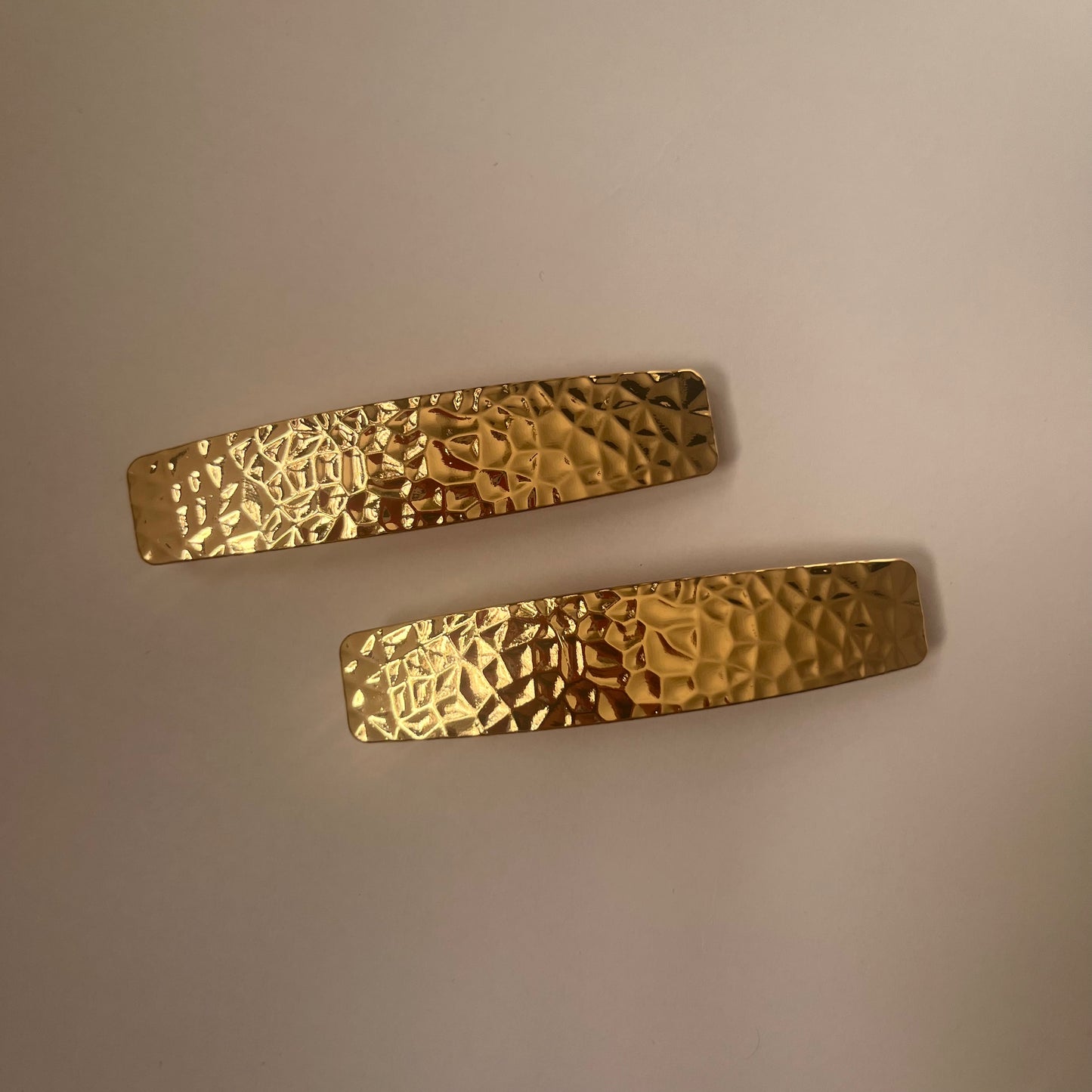 Metal textured hair clip 1 pc مشبك شعر ذو نسيج معدني قطعة واحدة
