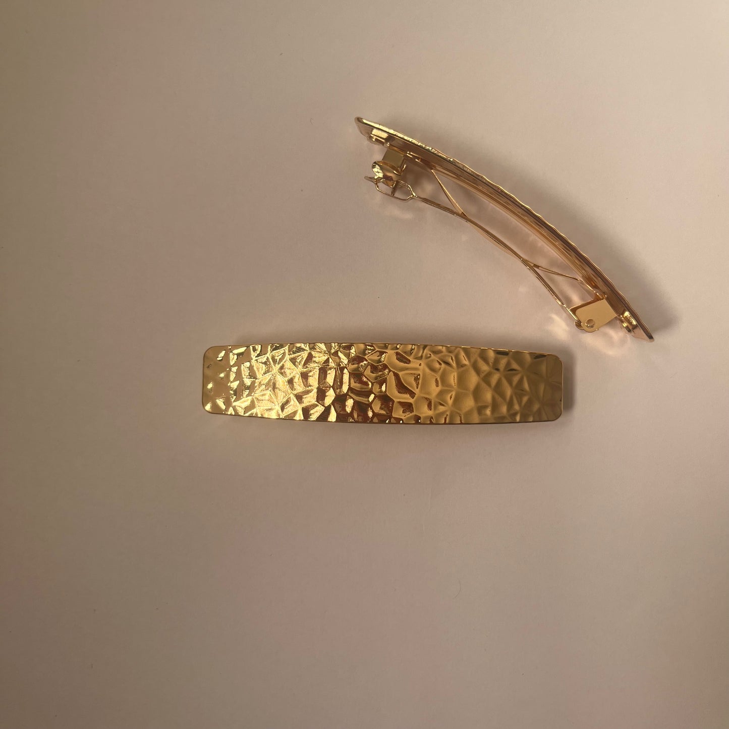Metal textured hair clip 1 pc مشبك شعر ذو نسيج معدني قطعة واحدة