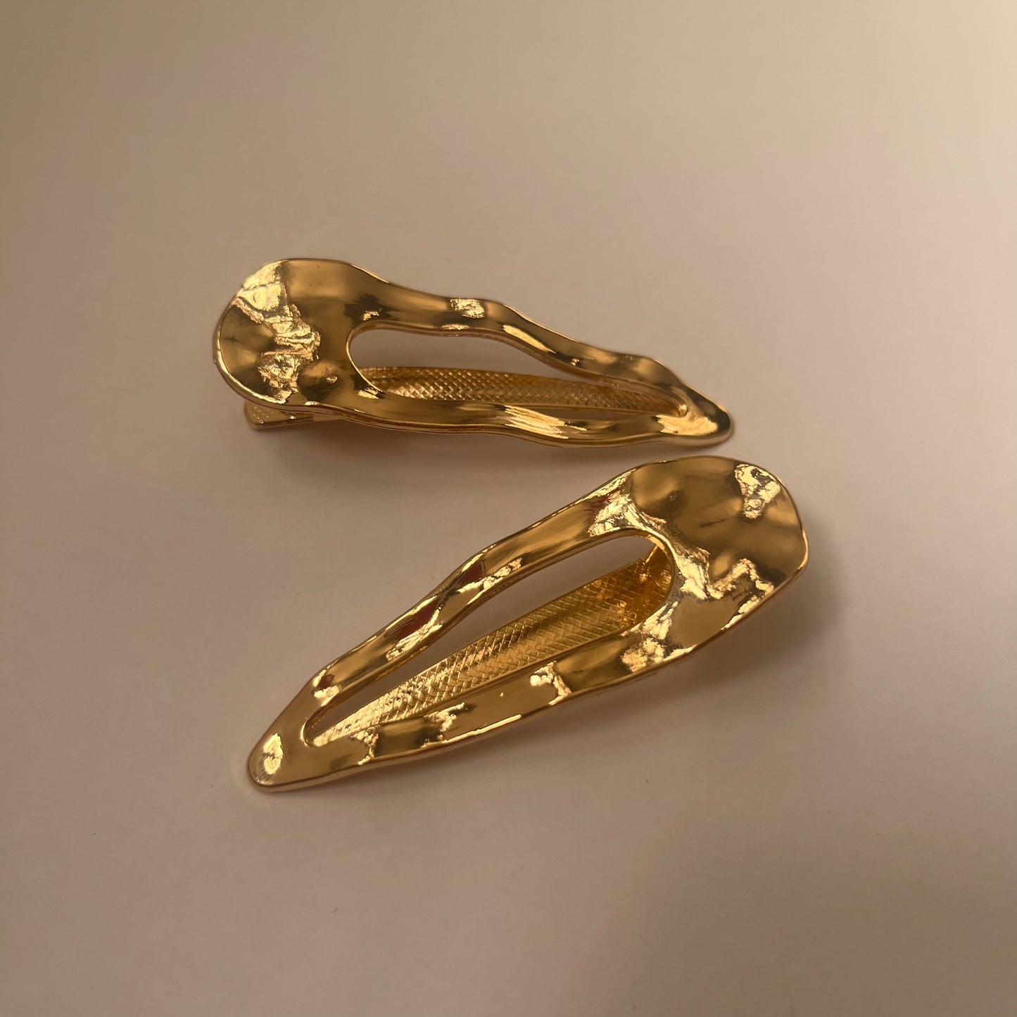 Metal textured hair clip 2 pc مشبك شعر ذو نسيج معدني قطعتين