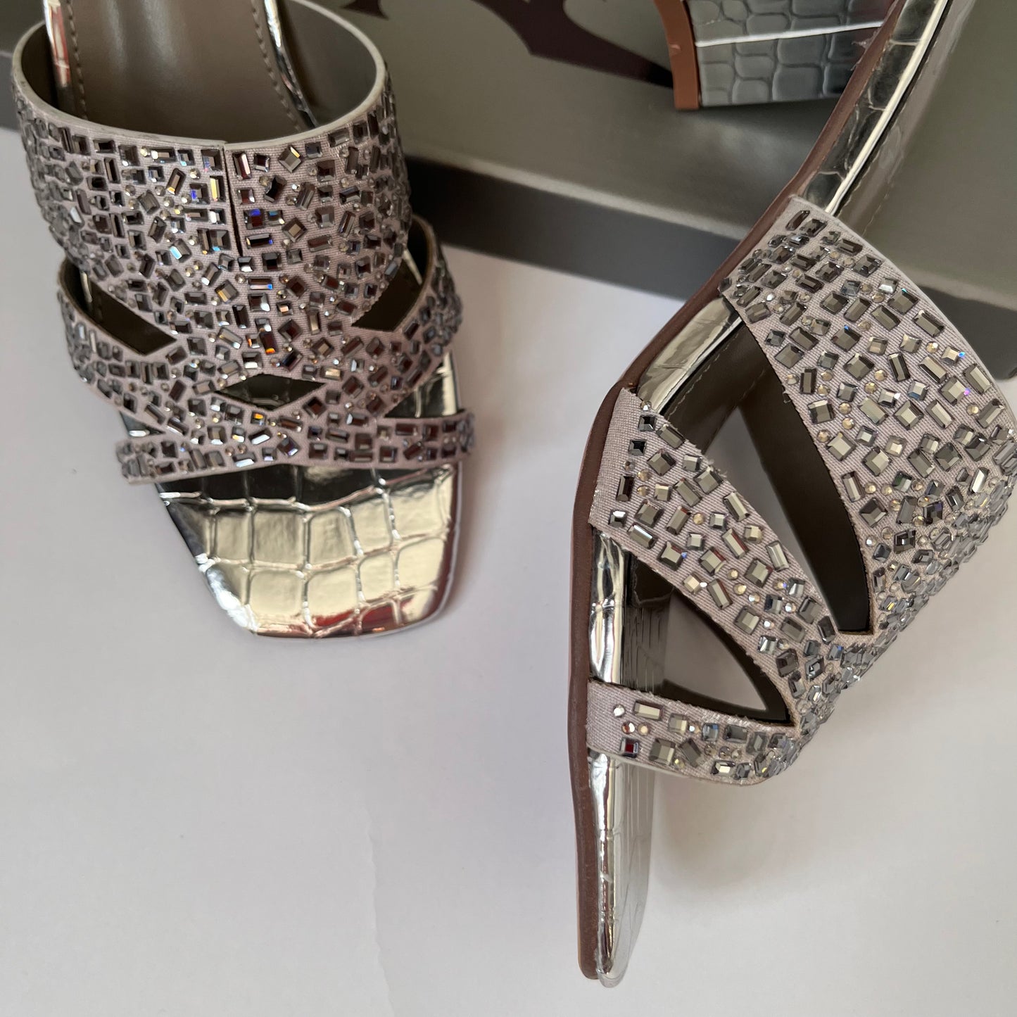 حذاء نسائي صندل بمقدمة مربعة وكعب عريض فضي Silver square toe sandal block heel